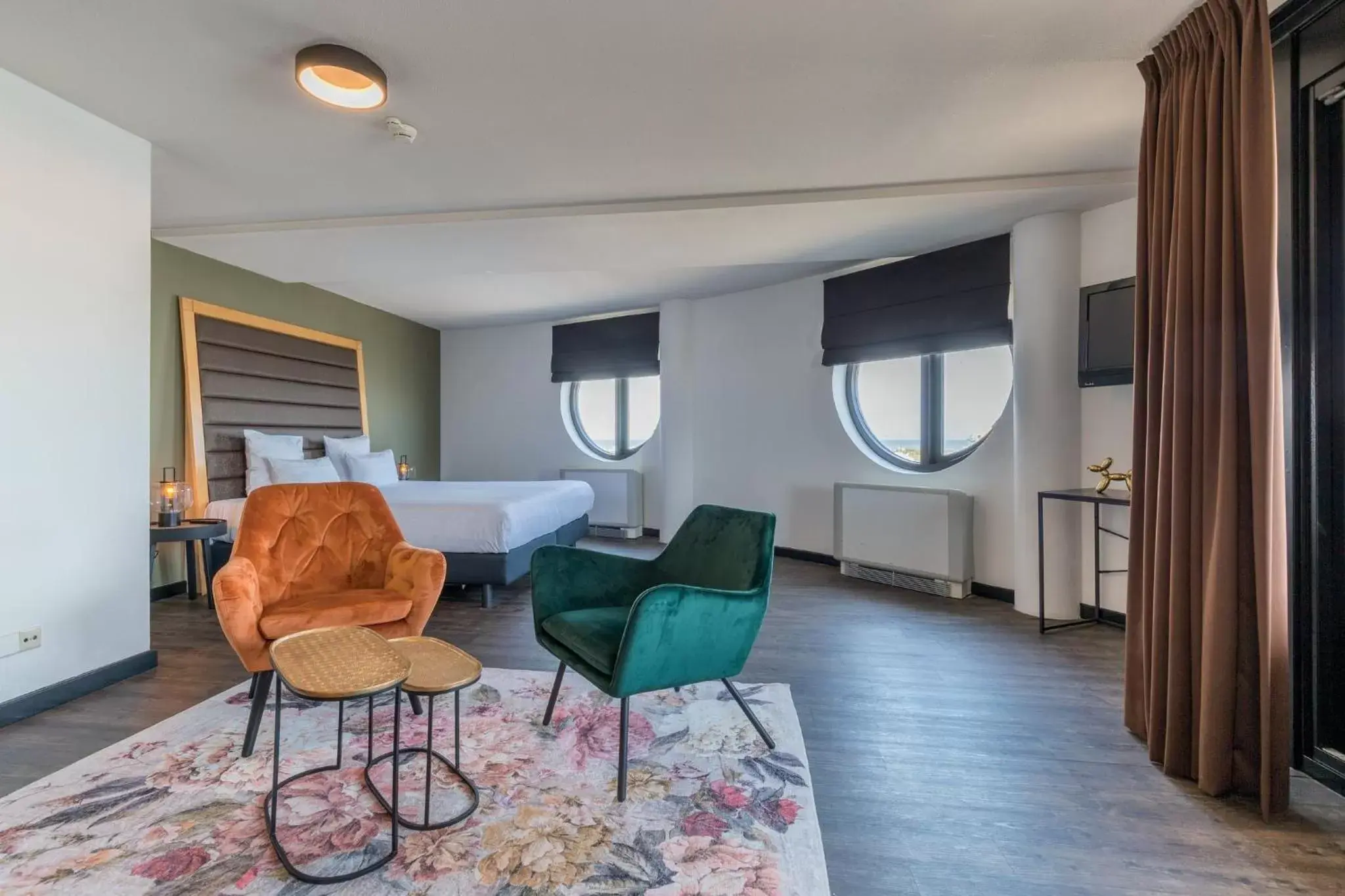 Photo of the whole room, Seating Area in Leonardo Hotel IJmuiden Seaport Beach