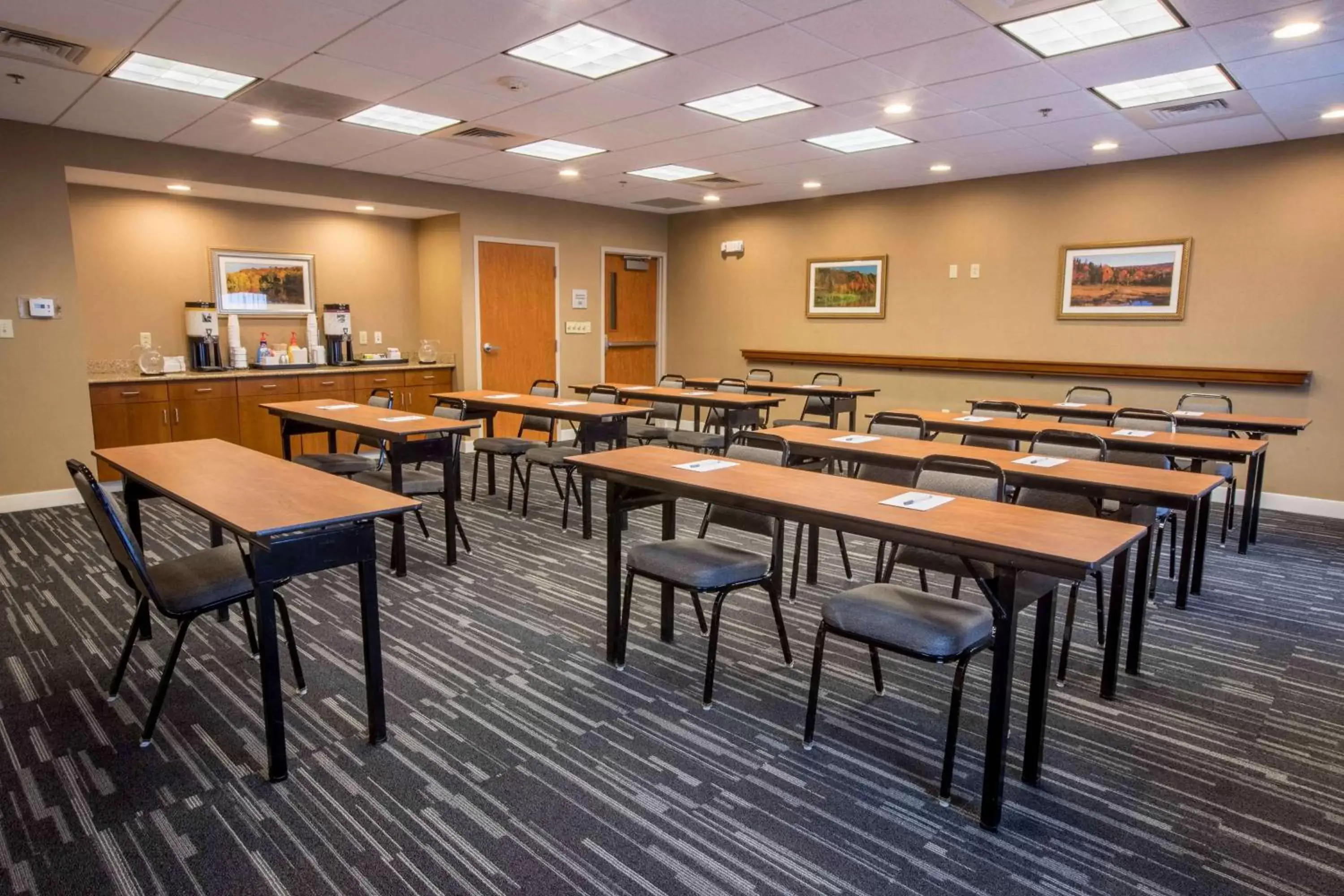 Meeting/conference room, Restaurant/Places to Eat in Hampton Inn & Suites Tilton