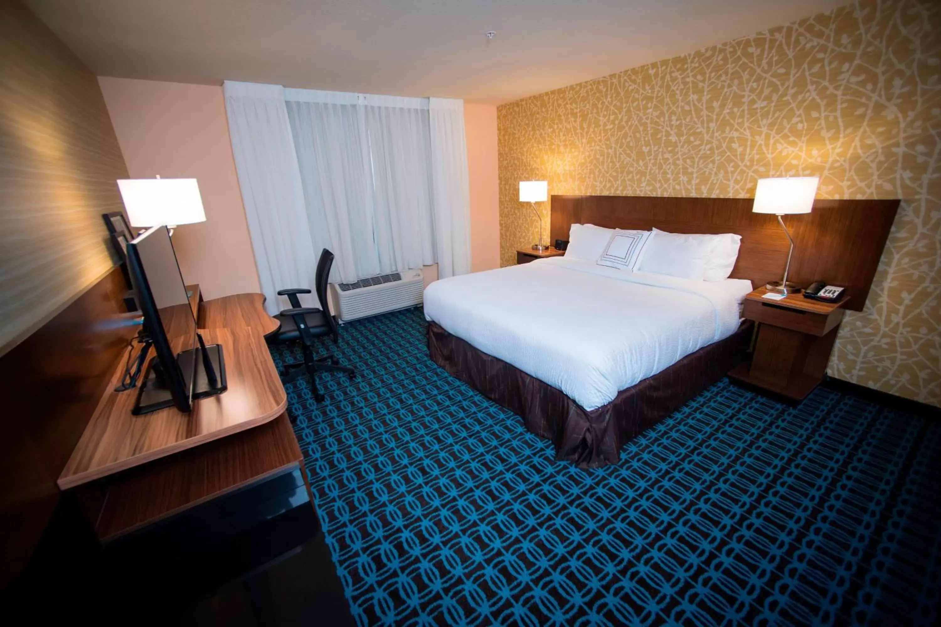 Photo of the whole room, Bed in Fairfield Inn & Suites by Marriott Cincinnati Uptown/University Area