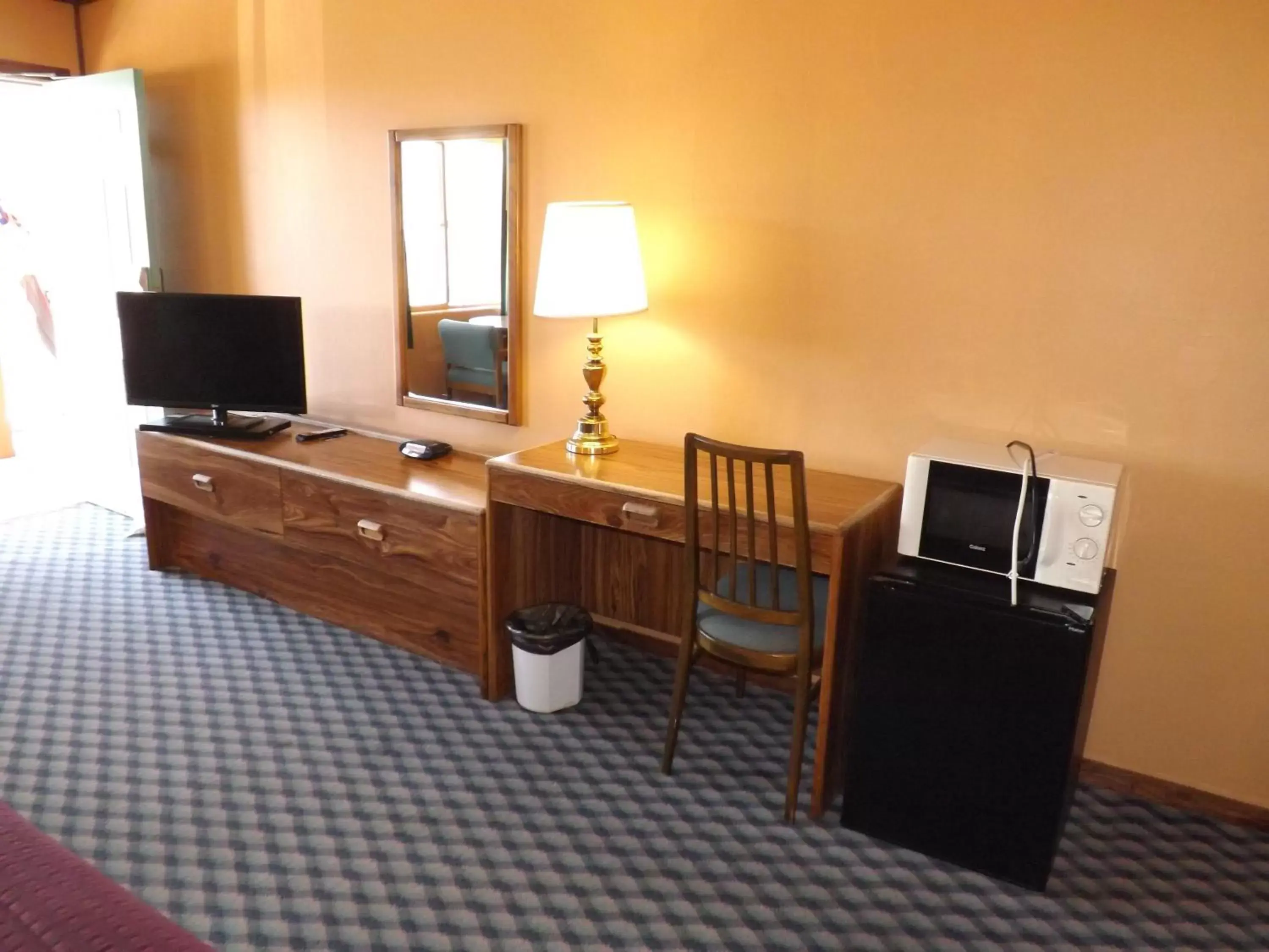 TV/Entertainment Center in Tristar Inn Xpress