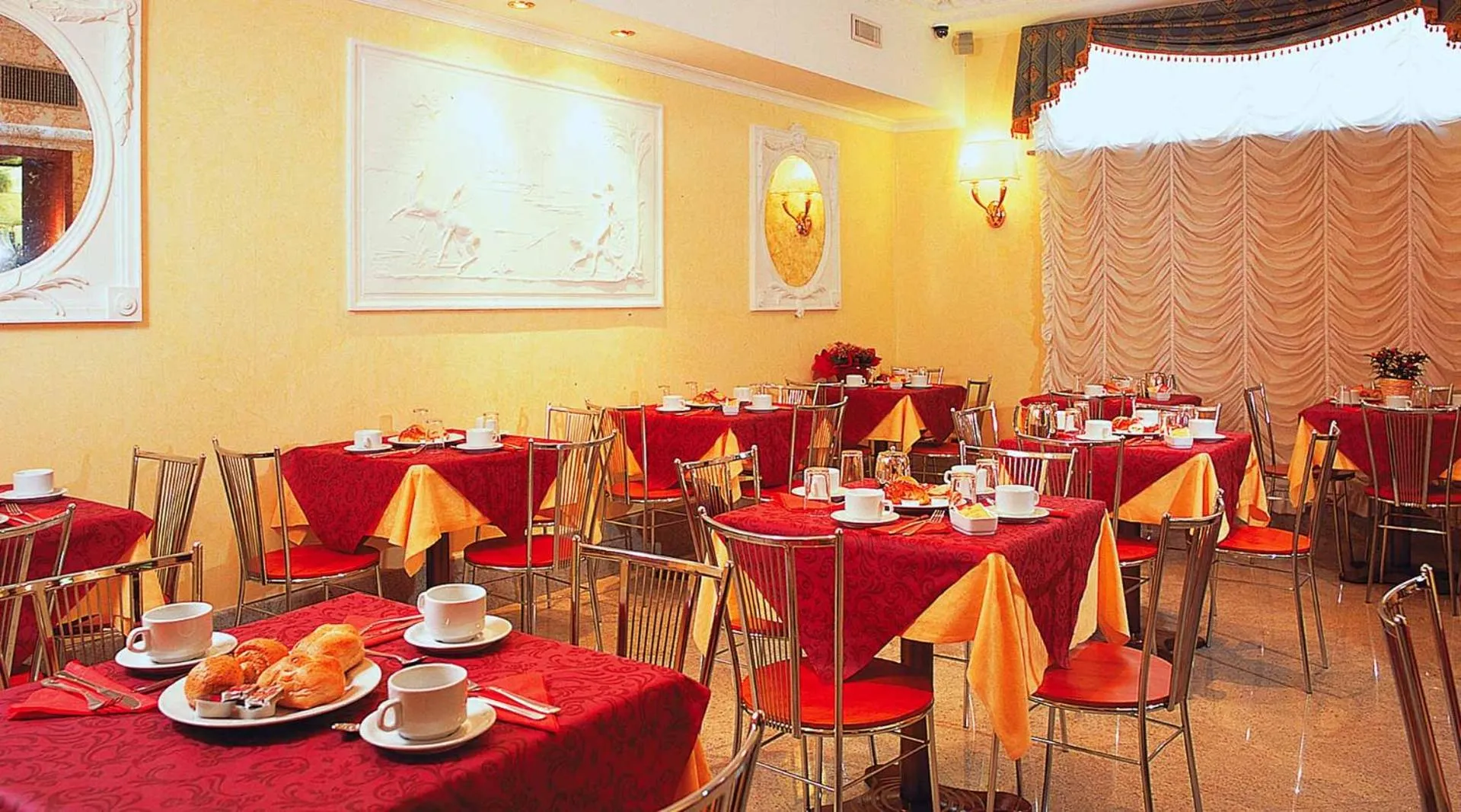 Restaurant/places to eat in Hotel Stromboli