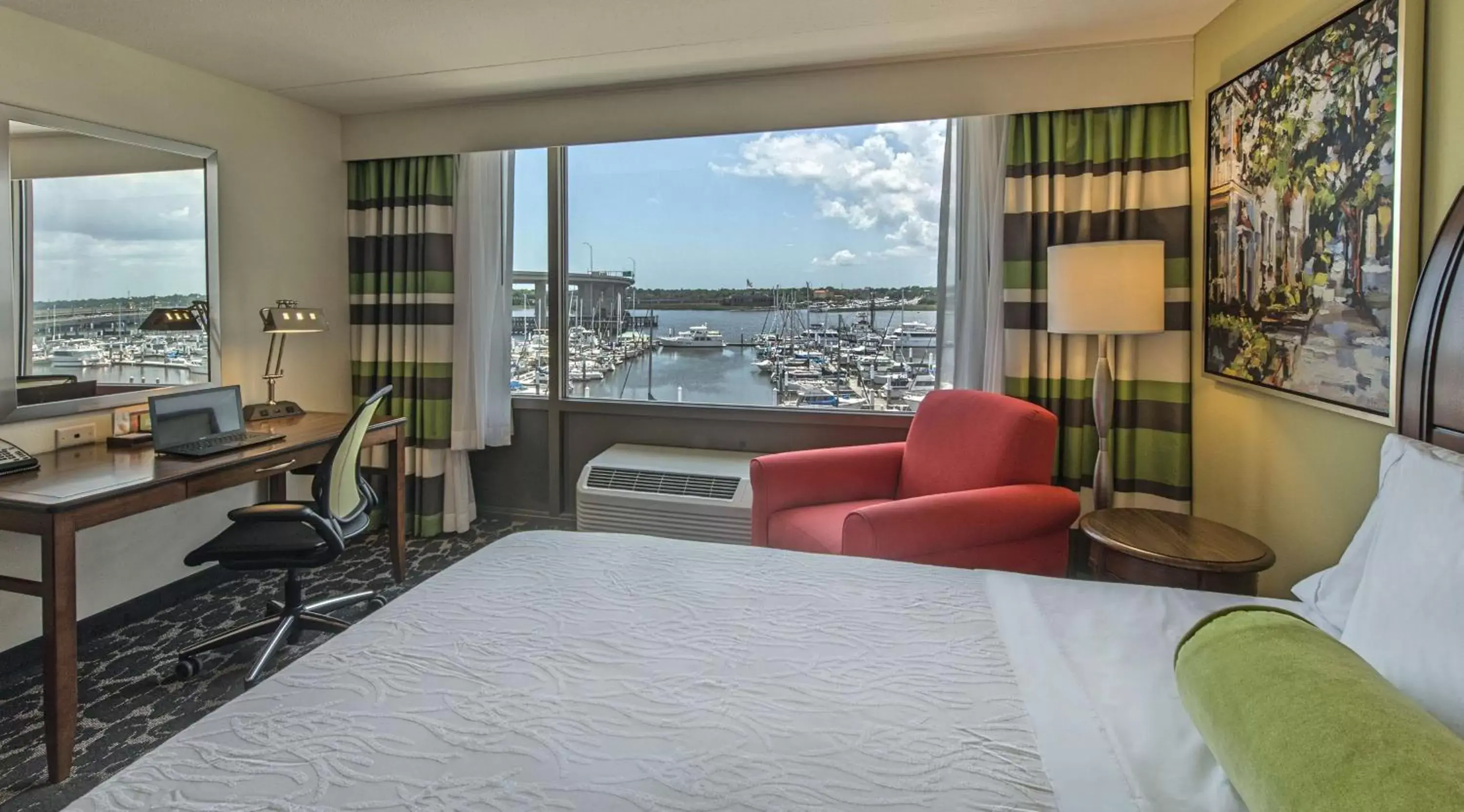 Bed in Hilton Garden Inn Charleston Waterfront/Downtown