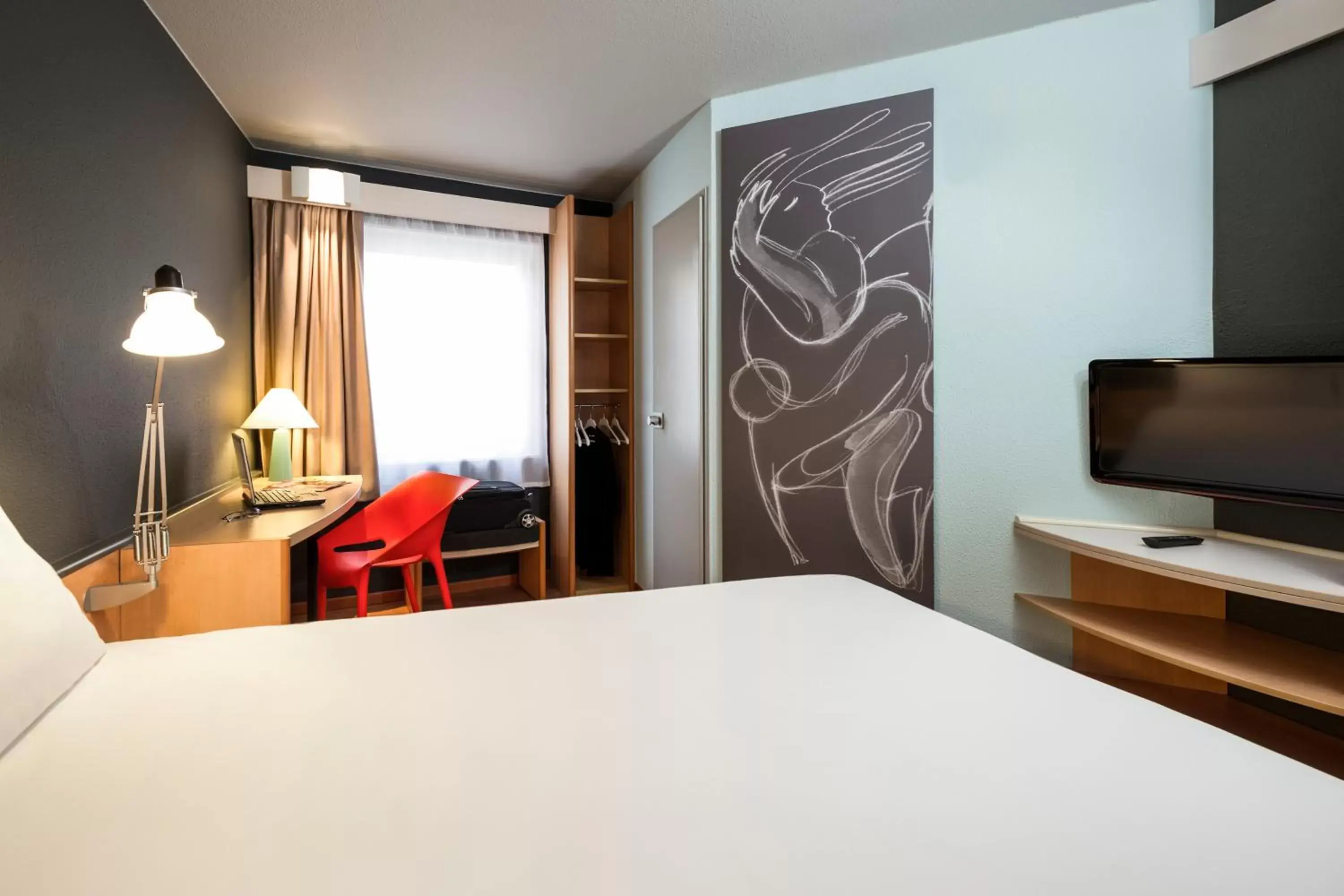 Bedroom, TV/Entertainment Center in Ibis Brussels City Centre