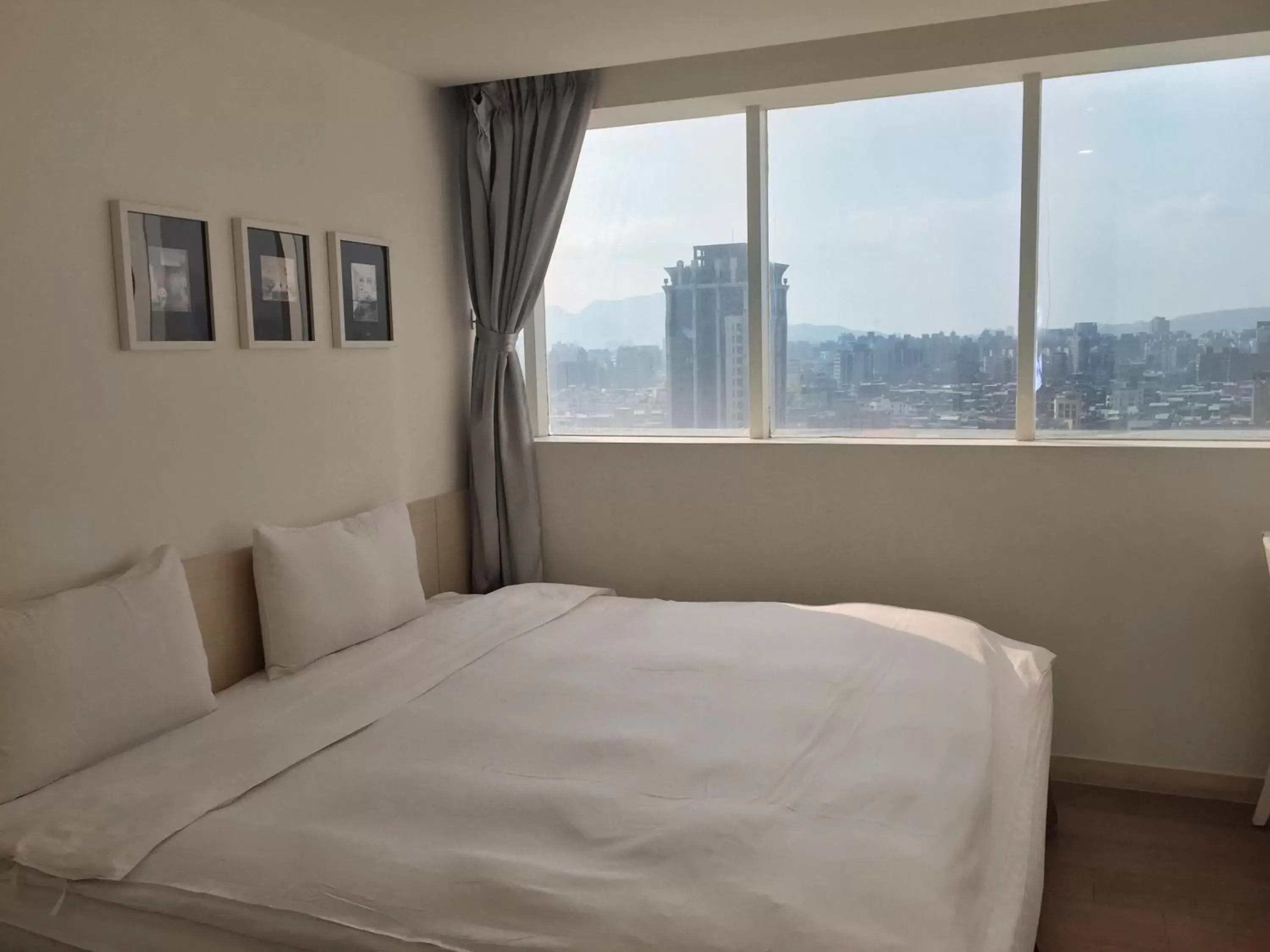 City view, Bed in Wemeet Hotel Taipei