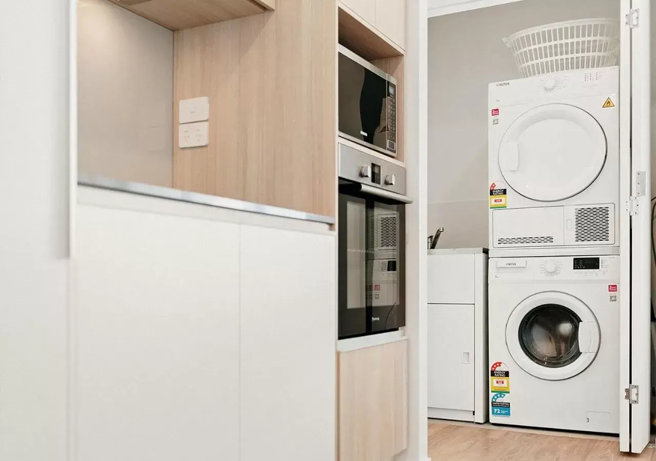 laundry, Kitchen/Kitchenette in Rambla at Perry House