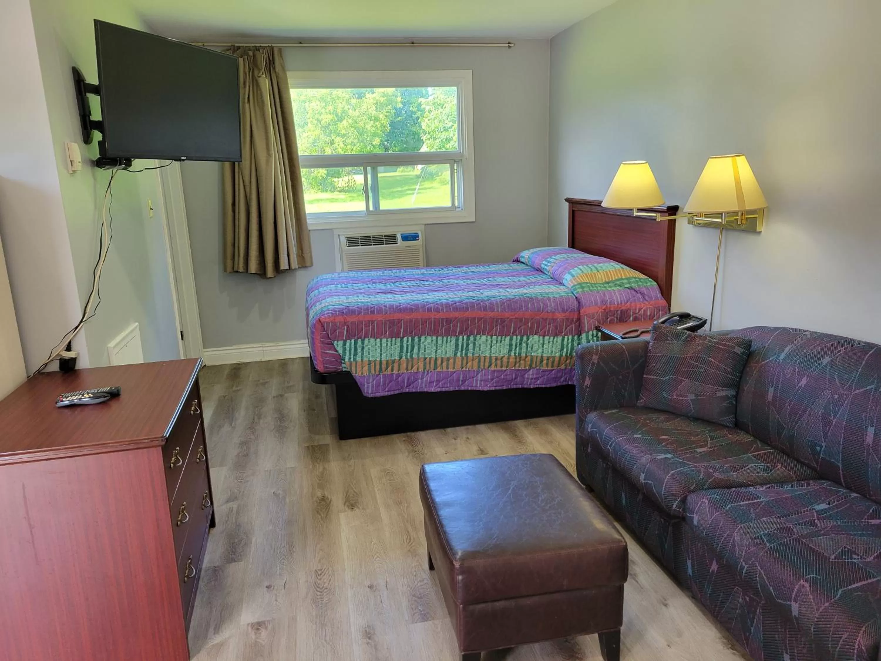 Photo of the whole room, Bed in Knights Inn Cobourg