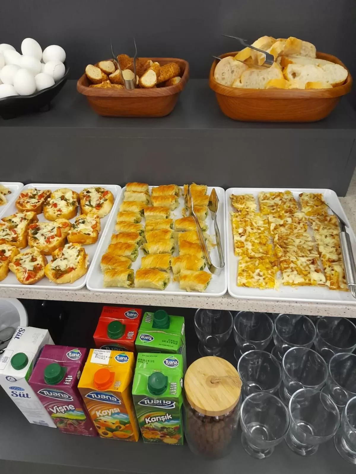 Coffee/tea facilities in Comfort Center Suit Hotel