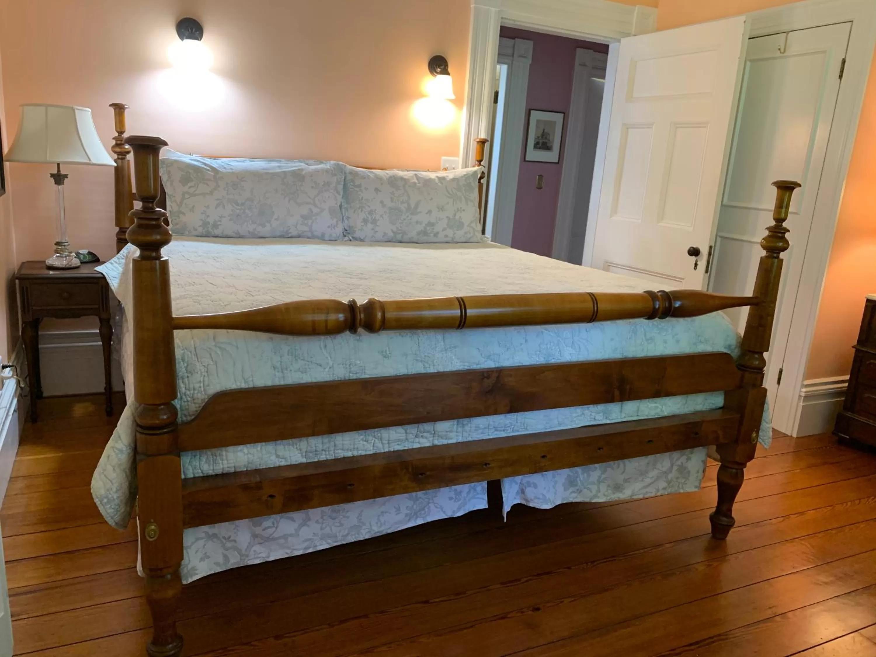 Bed in Delano Homestead Bed and Breakfast