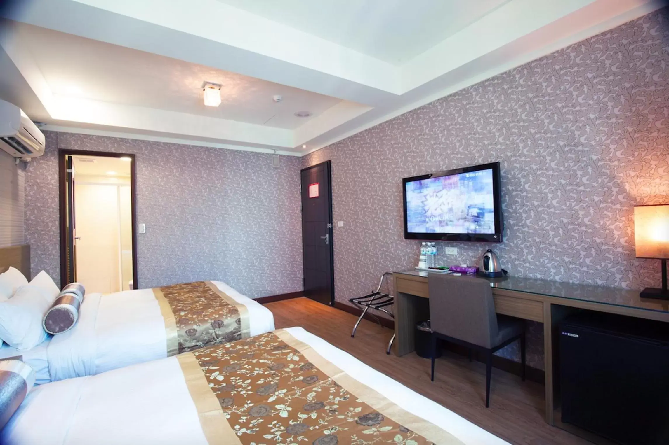 Bed, TV/Entertainment Center in True Friend Hotel