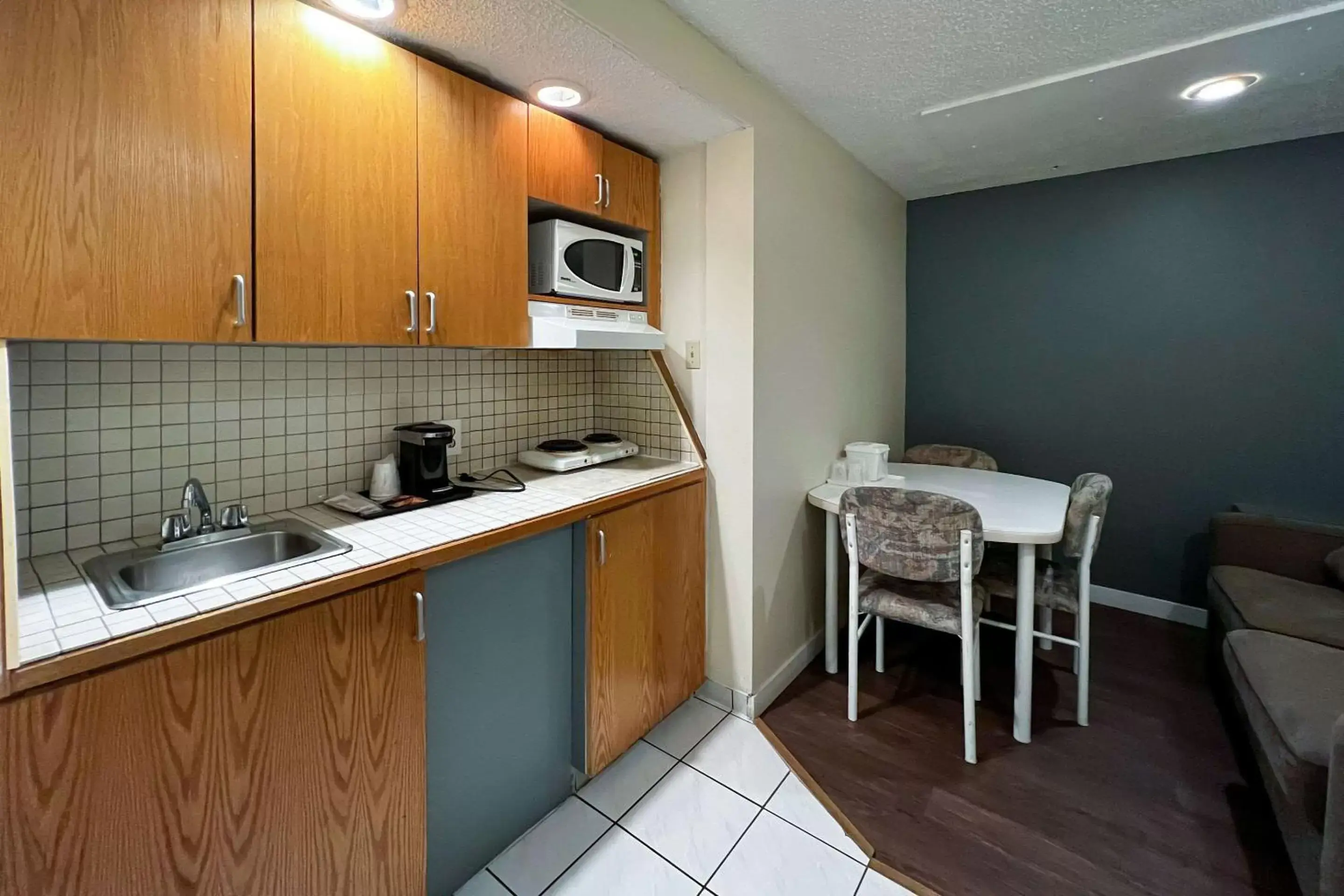 Bedroom, Kitchen/Kitchenette in Econo Lodge Motel Village