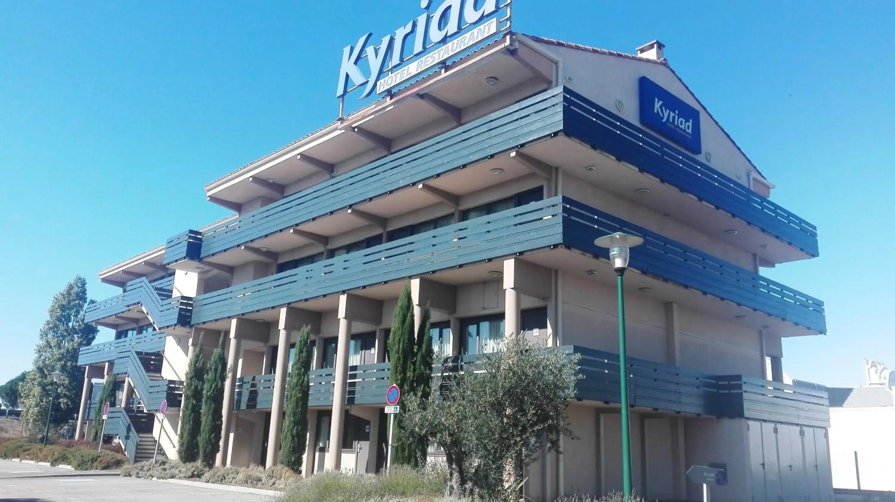 Facade/entrance, Property Building in Kyriad Carcassonne - Aéroport