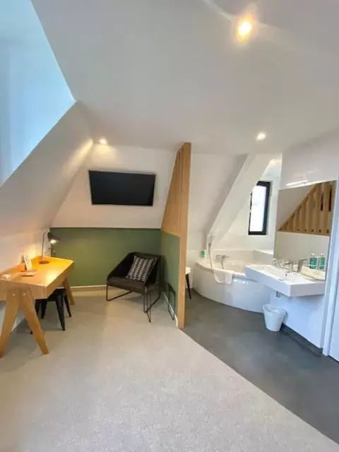 Bathroom, TV/Entertainment Center in Hotel de France