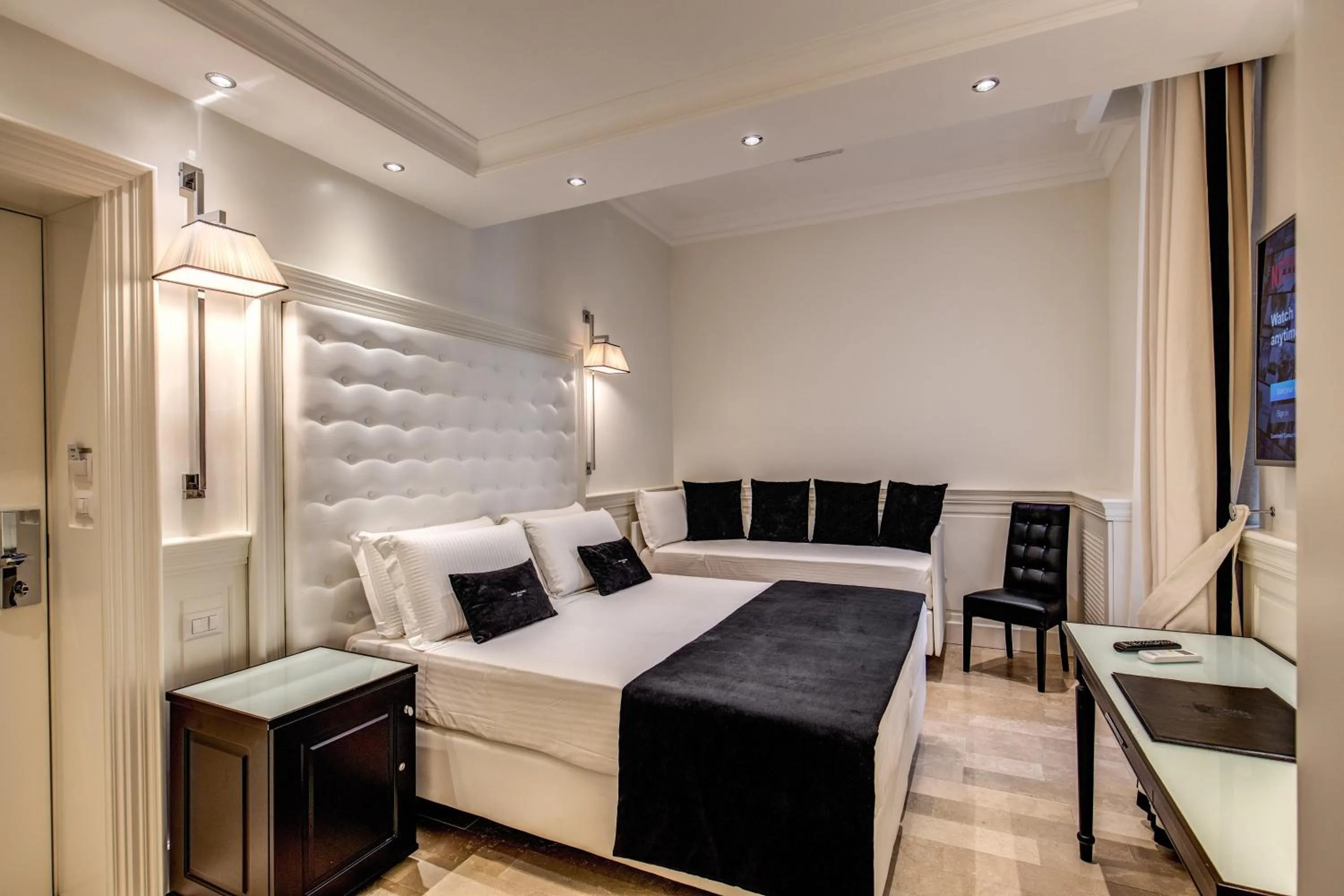 Photo of the whole room, Bed in Hotel dei Quiriti Suite