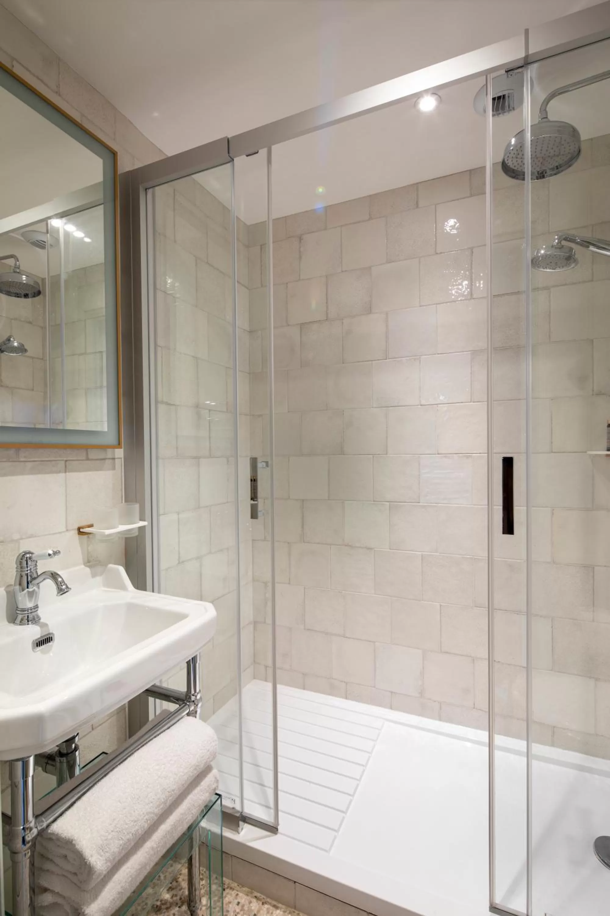 Bathroom in Les Jardins Du Luxembourg