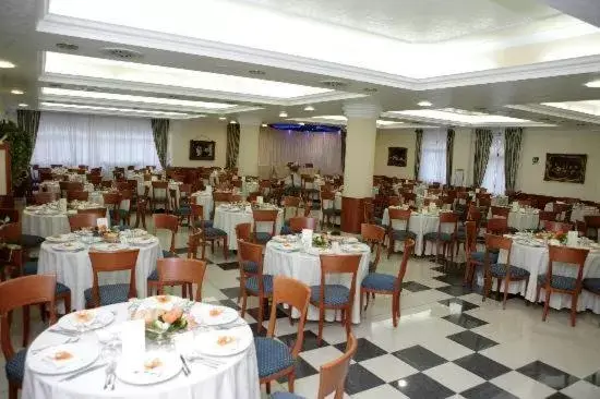 Restaurant/Places to Eat in Hotel Castelmonardo