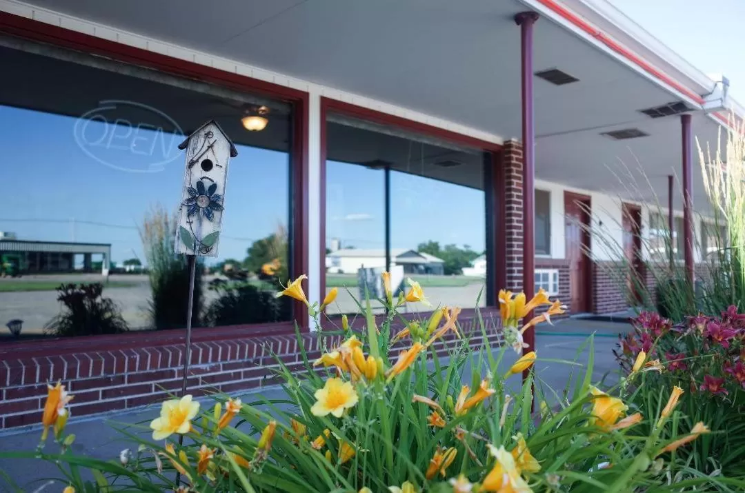Facade/entrance in Raine Motel