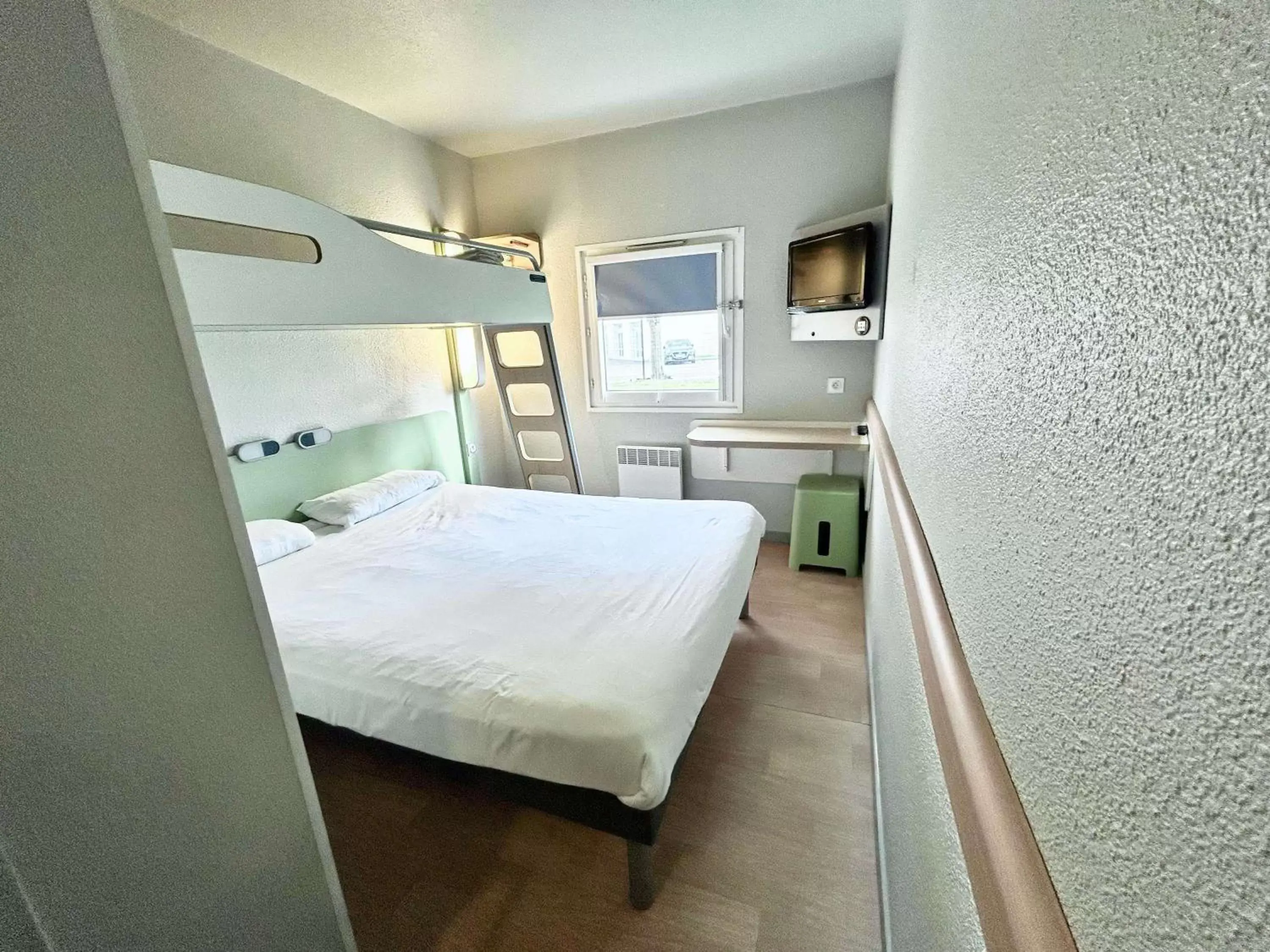 Bedroom, Bunk Bed in ibis Budget Beaune