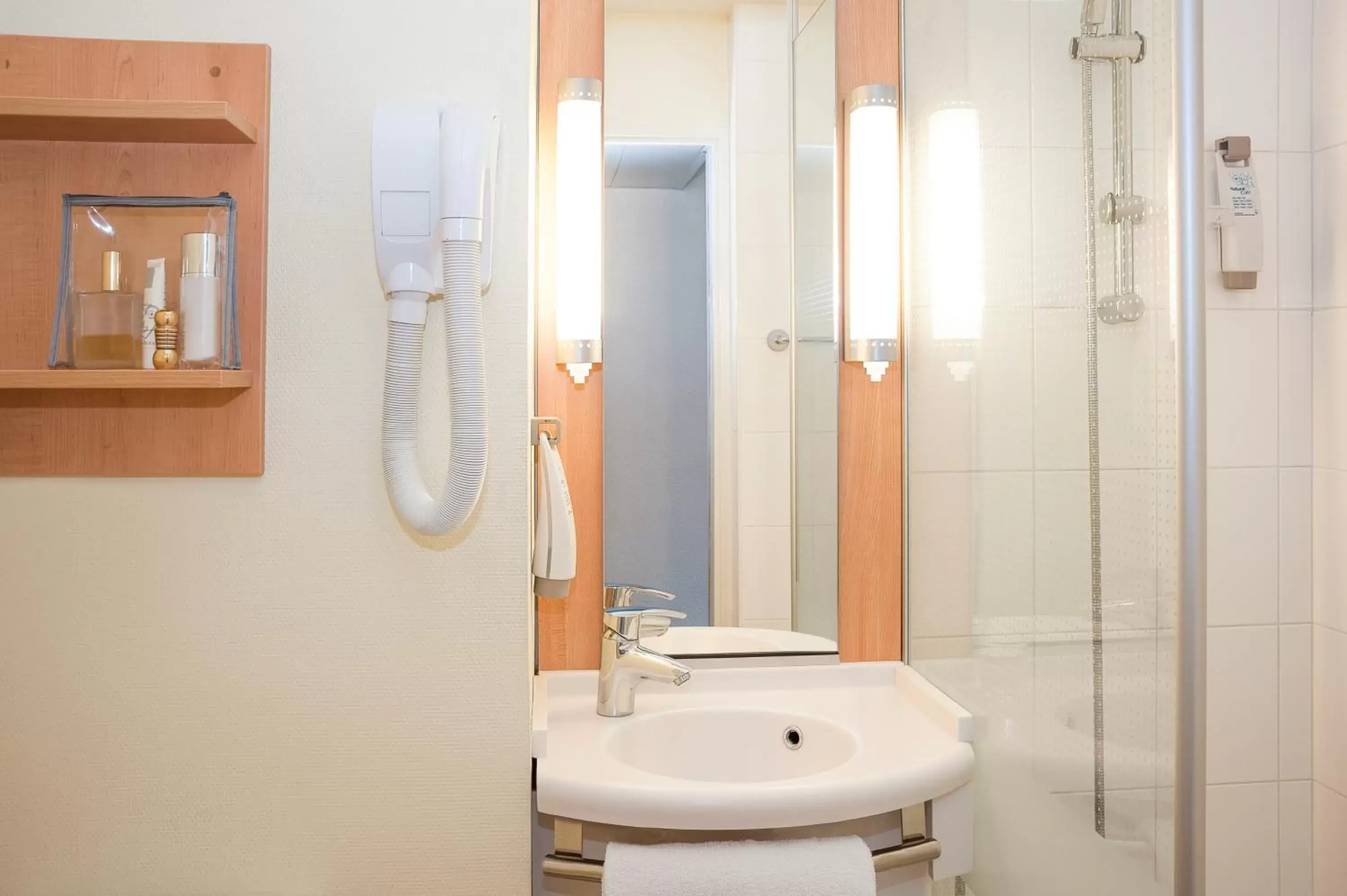 Shower, Bathroom in ibis Dieppe Le Val Druel