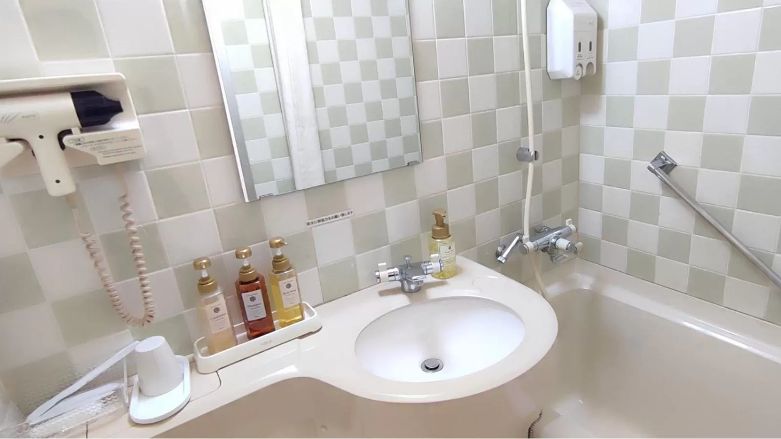 Shower in Utazu Grand Hotel