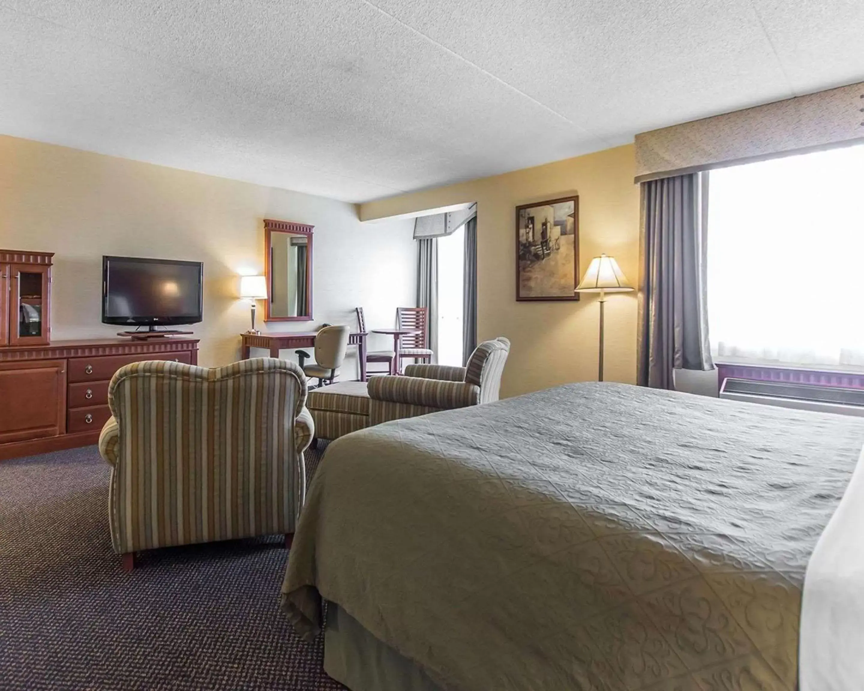 Photo of the whole room, Bed in Quality Inn & Suites Bay Front