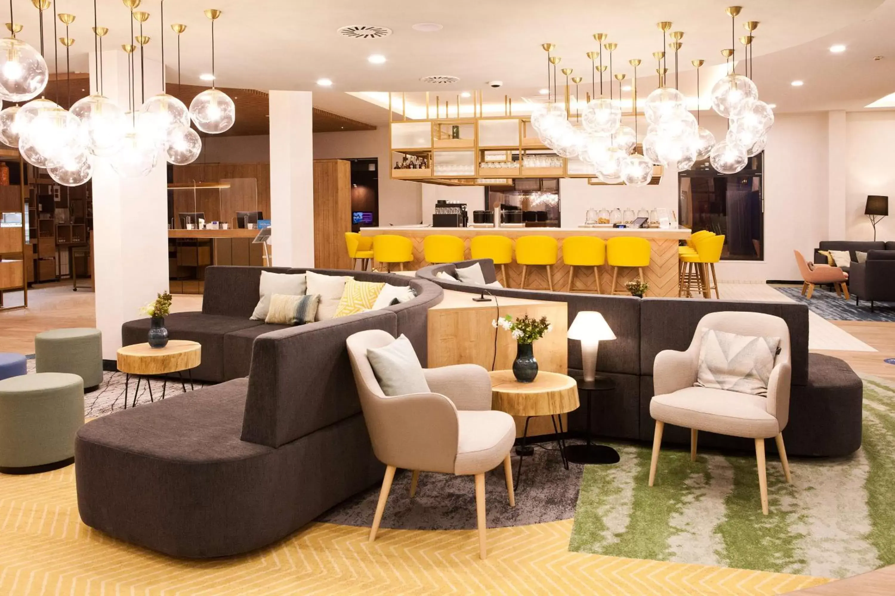 Lobby or reception, Lounge/Bar in Hilton Garden Inn Munich Messe