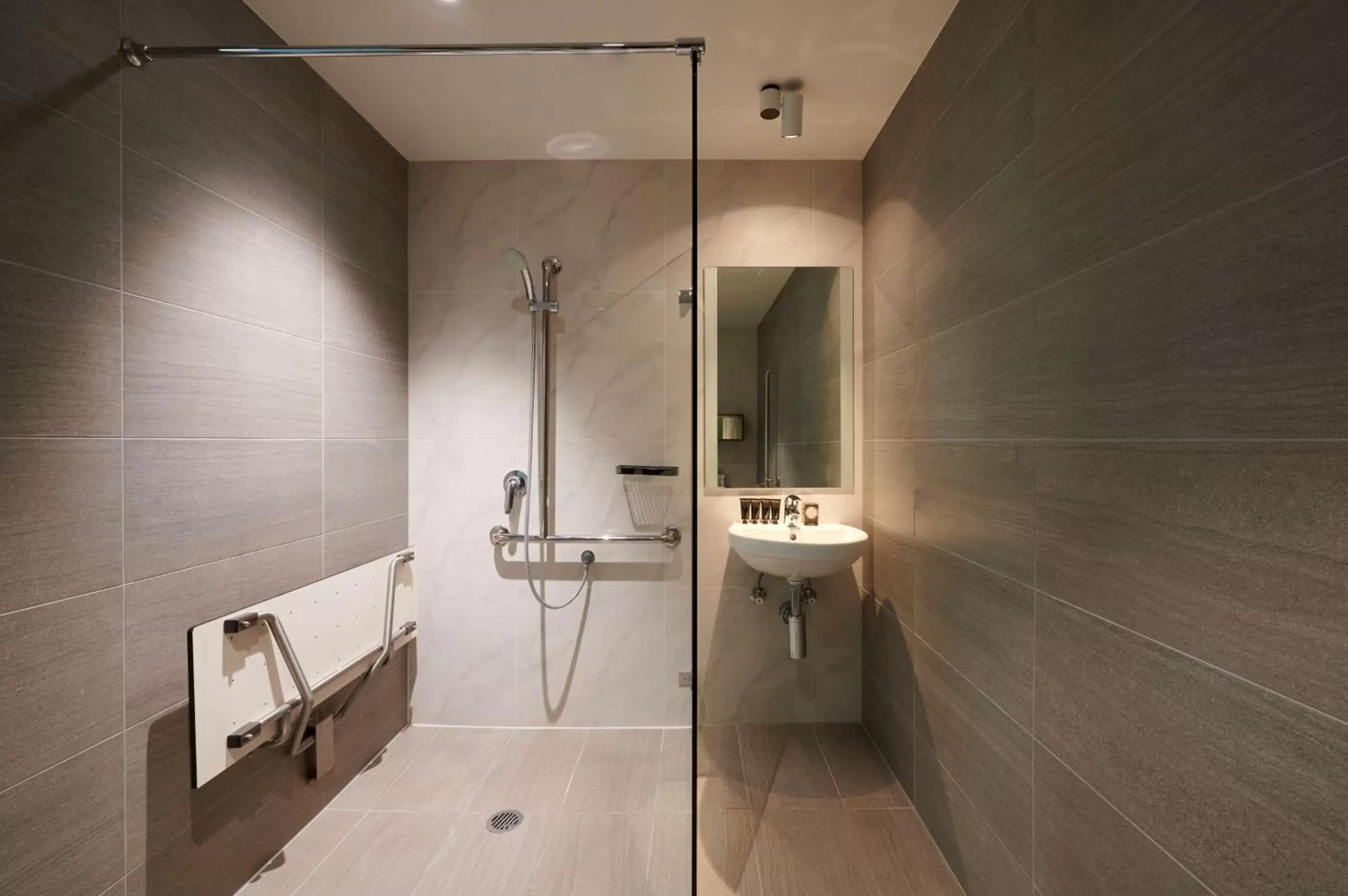 Bedroom, Bathroom in Hotel Kurrajong Canberra