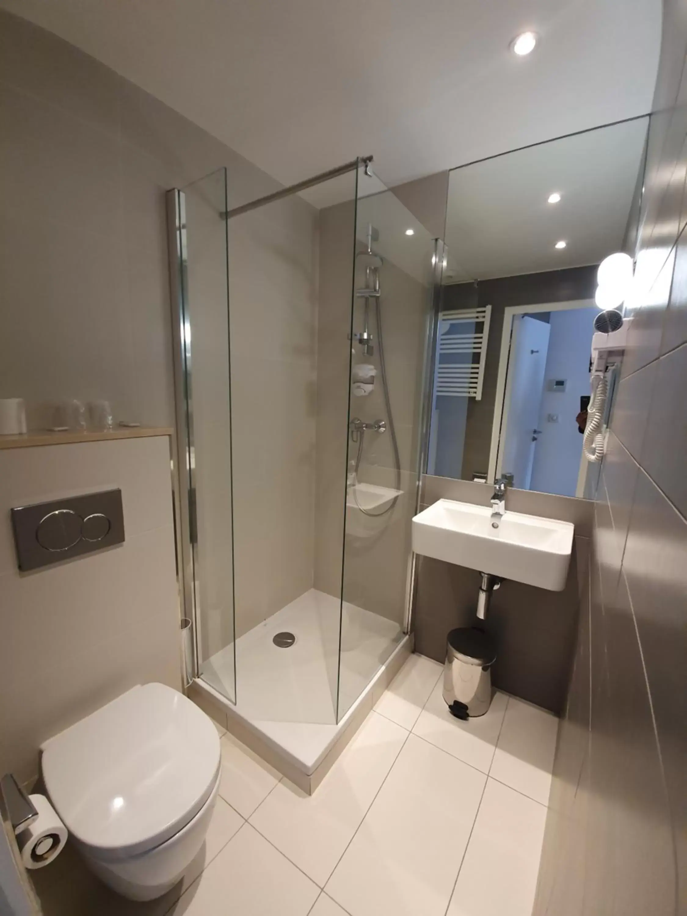 Bathroom in Hôtel De La Herse d'Or