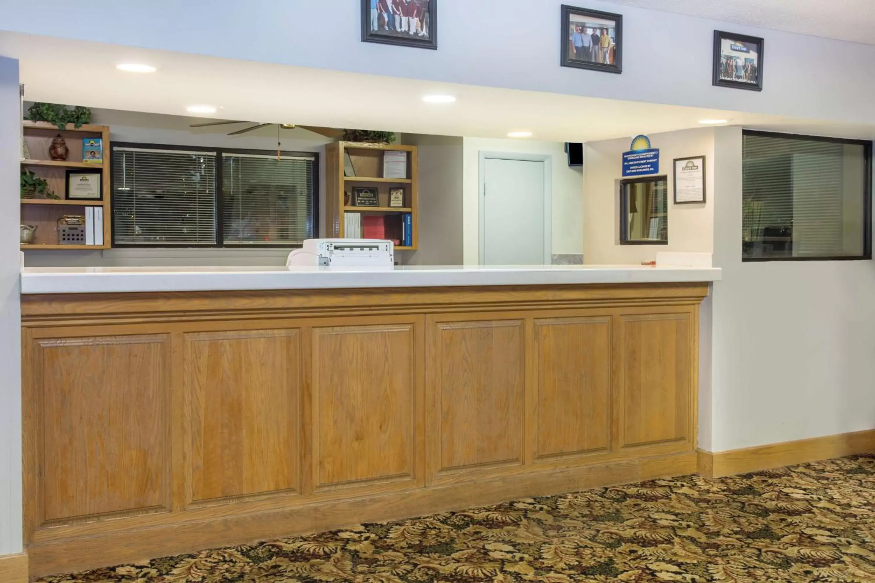 Lobby or reception, Lounge/Bar in Days Inn by Wyndham Valdosta at Rainwater Conference Center