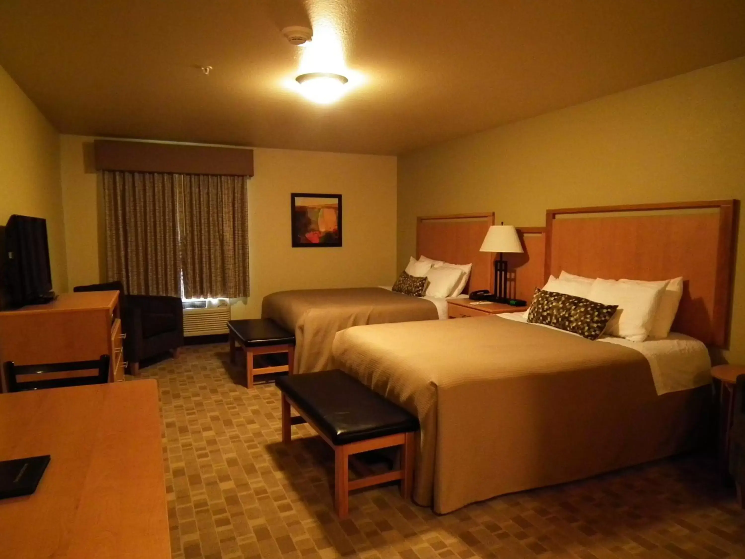 Photo of the whole room, Bed in Aspen Suites Hotel Juneau
