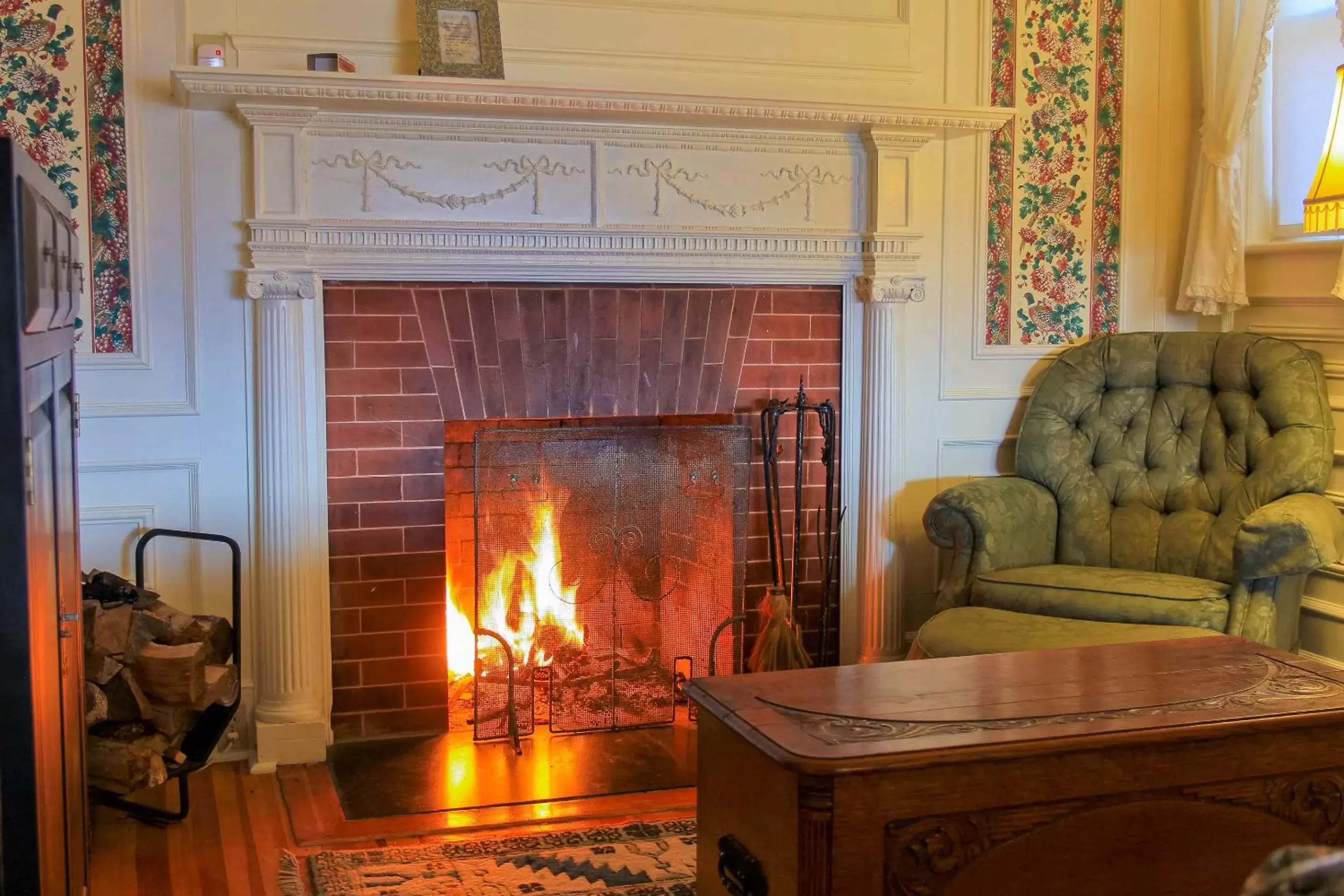 Bristed Suite, King Bed, Fireplace, Mountain View in Apple Tree Inn