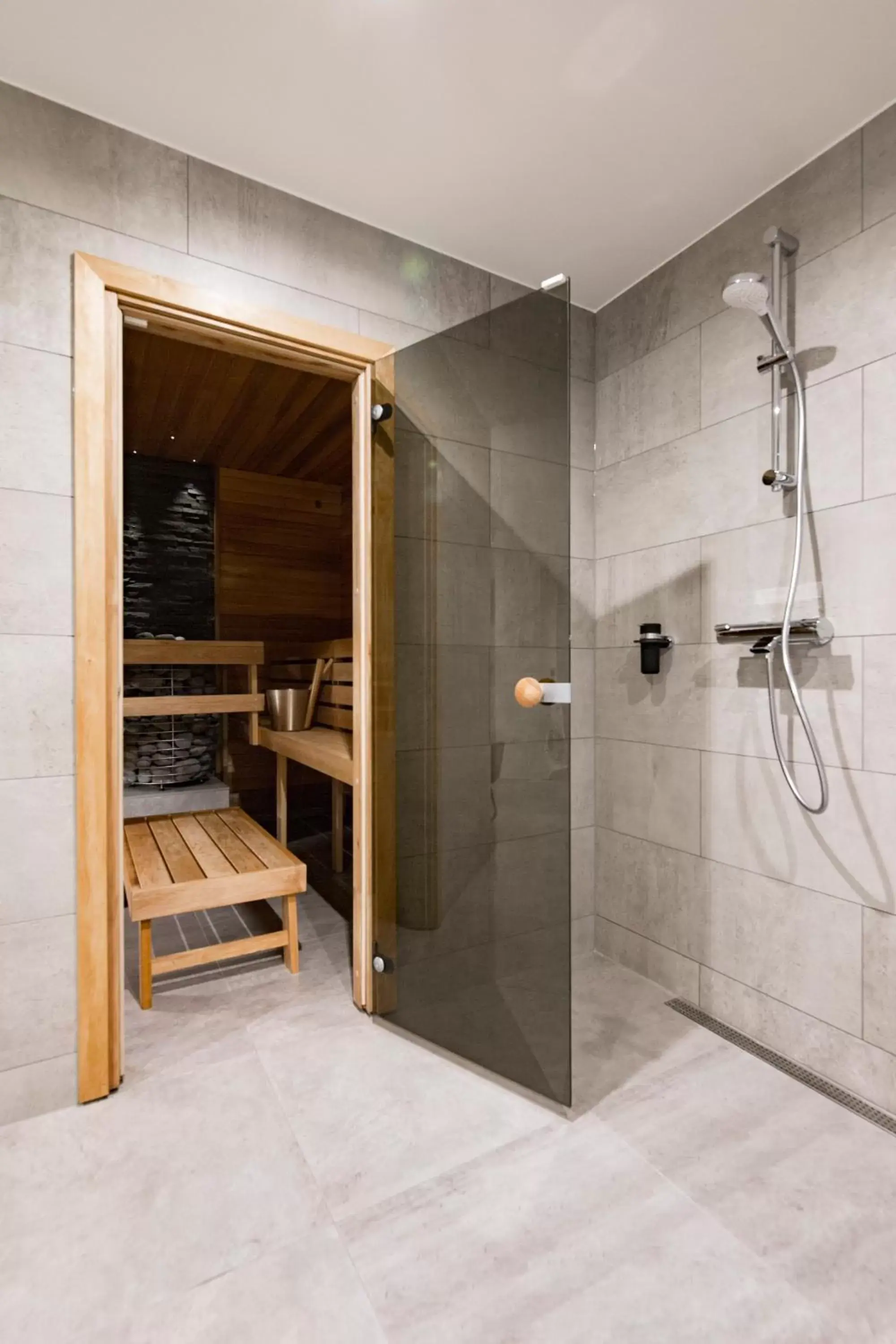 Shower, Bathroom in Go Hotel Shnelli