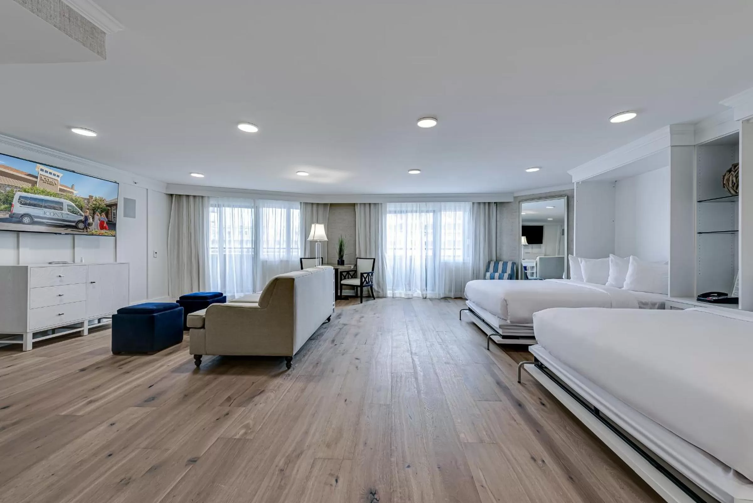 Photo of the whole room, Bed in ICONA Avalon