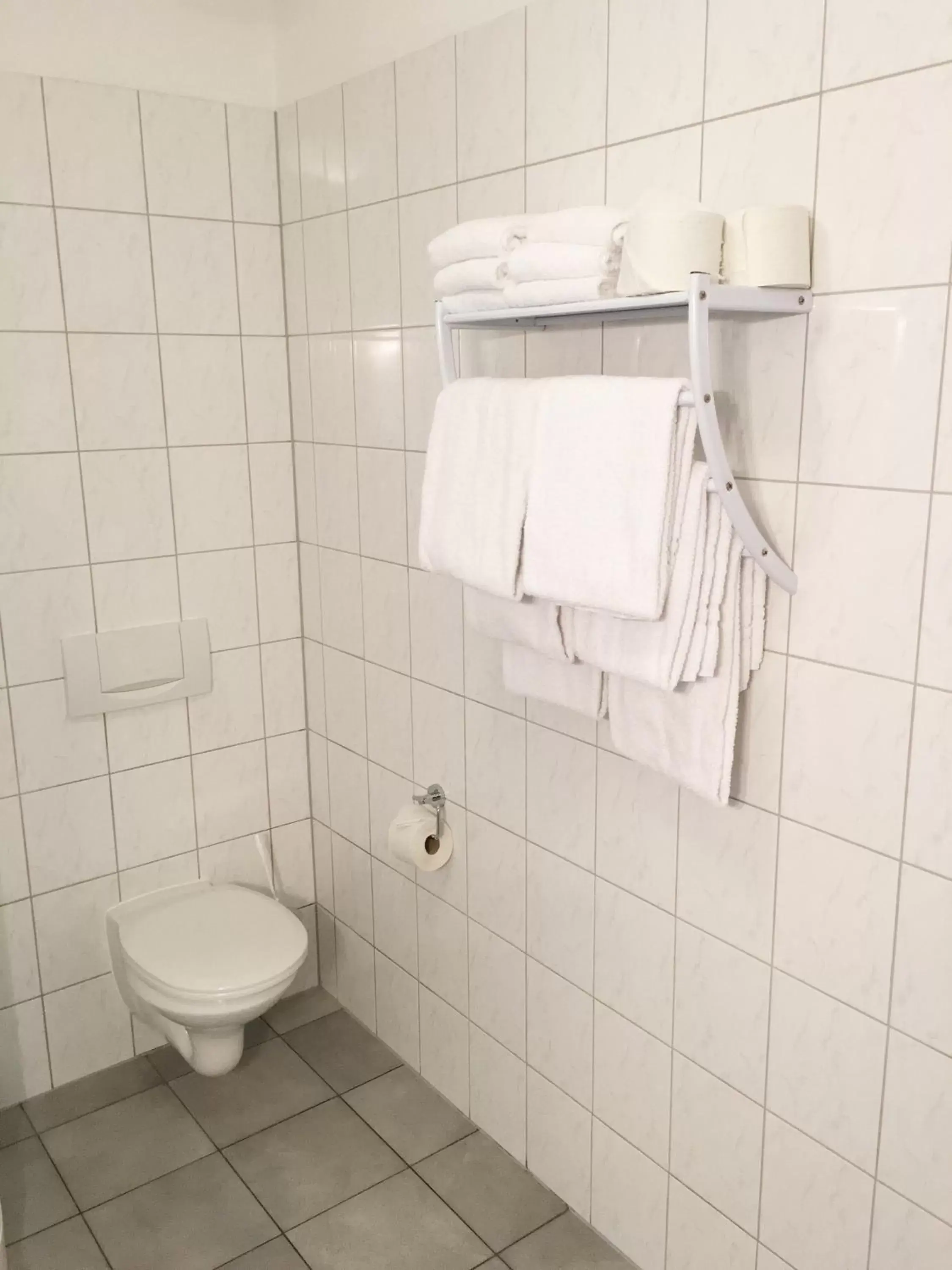 Toilet, Bathroom in Hotel Geblergasse