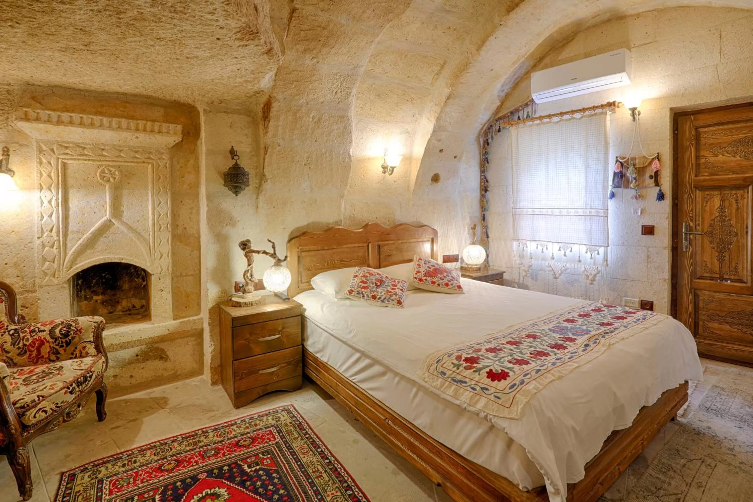 Bed in Tulip Cave Suites