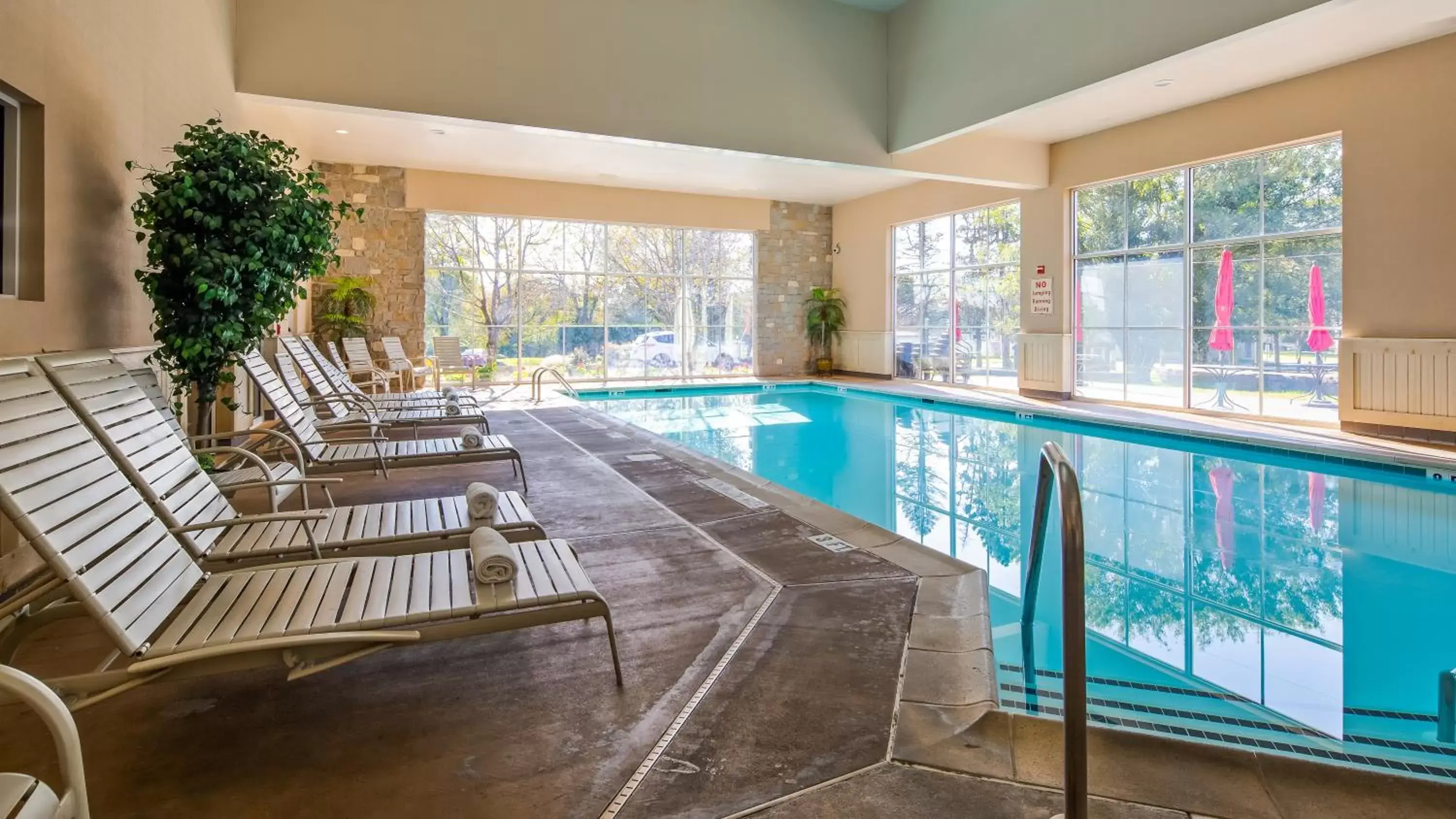 Swimming Pool in Best Western PLUS Revere Inn & Suites