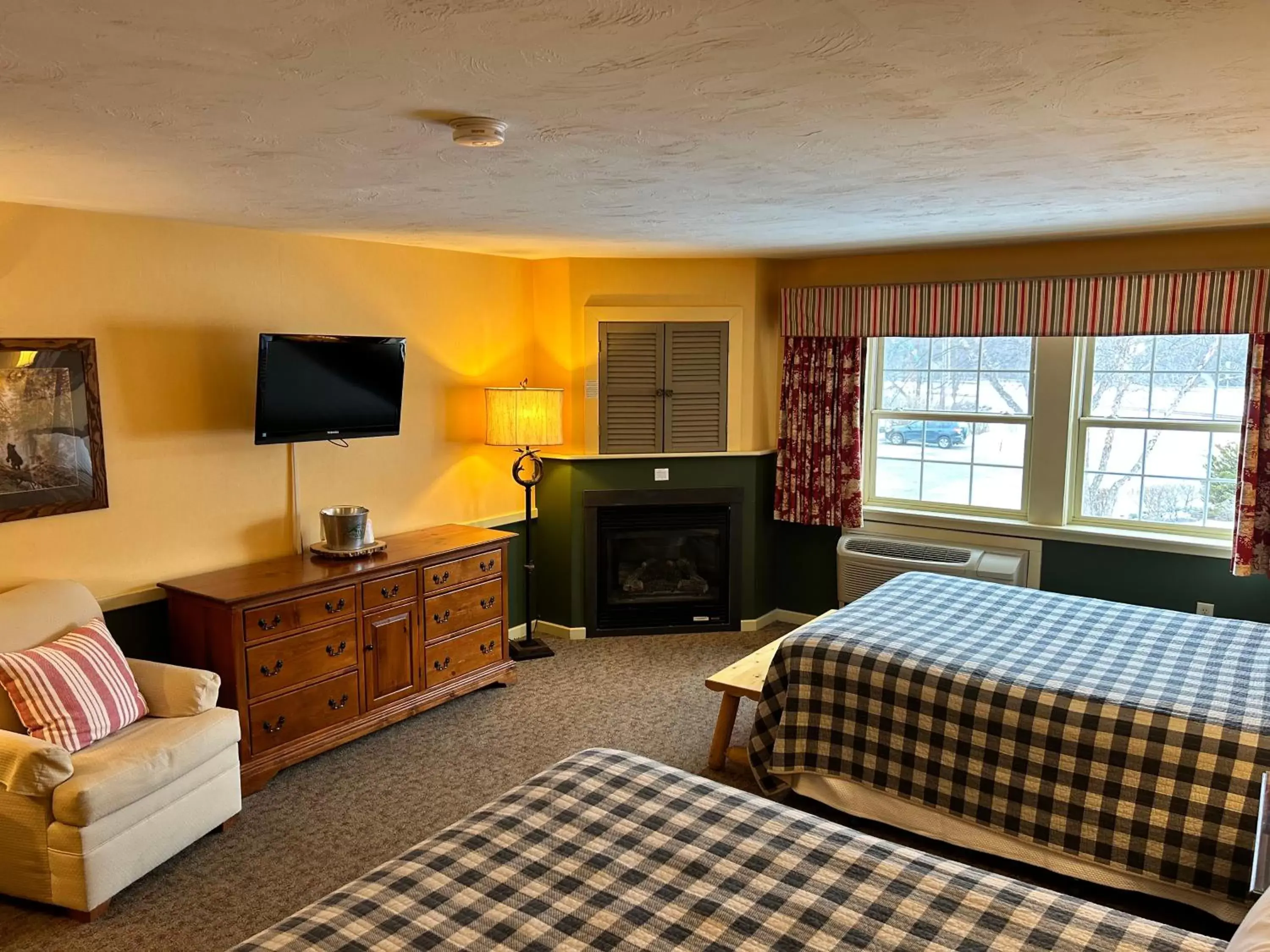 TV and multimedia, Bed in The Common Man Inn, Spa & Lodge