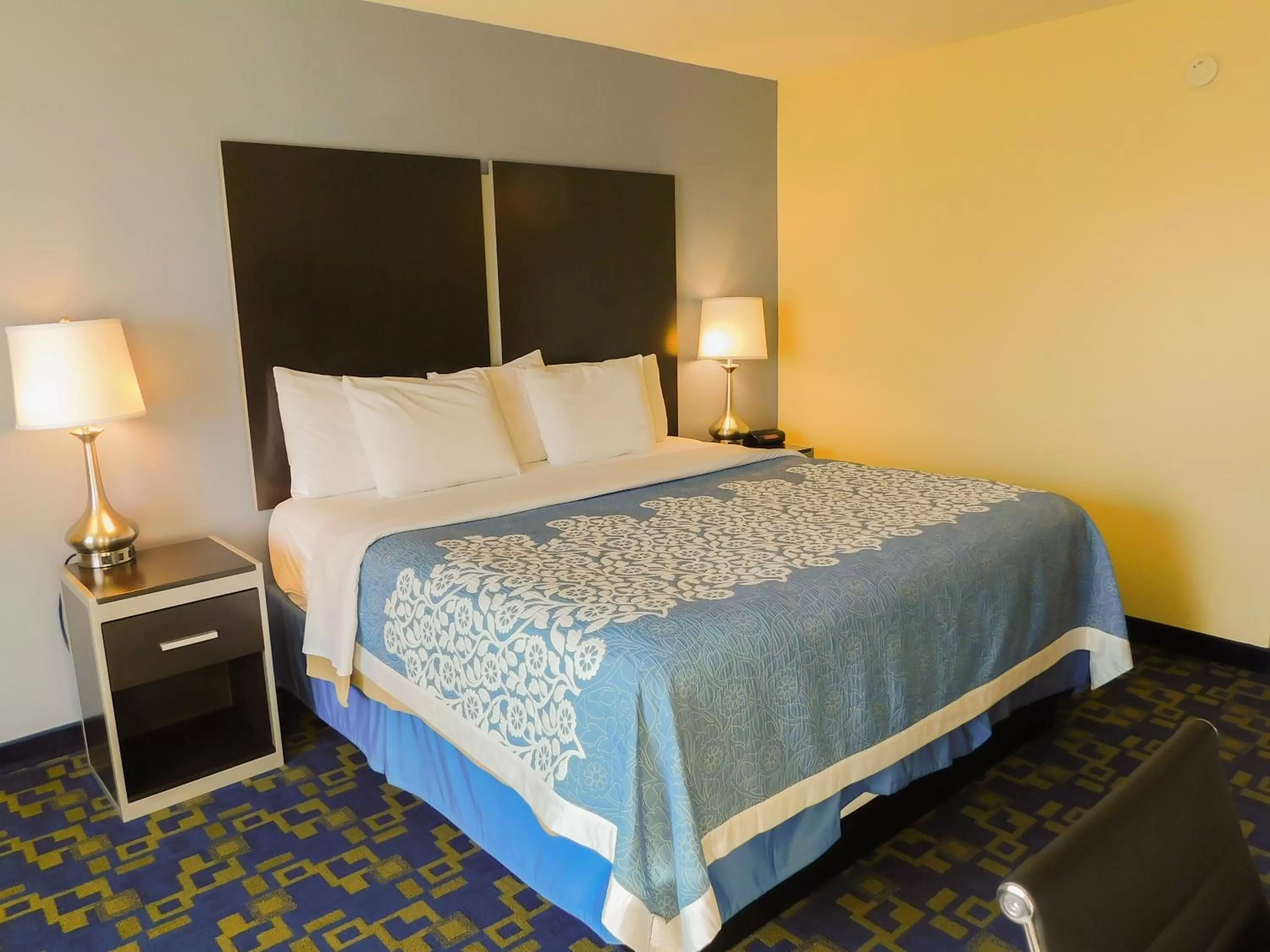 Bed in Days Inn & Suites by Wyndham Pocahontas