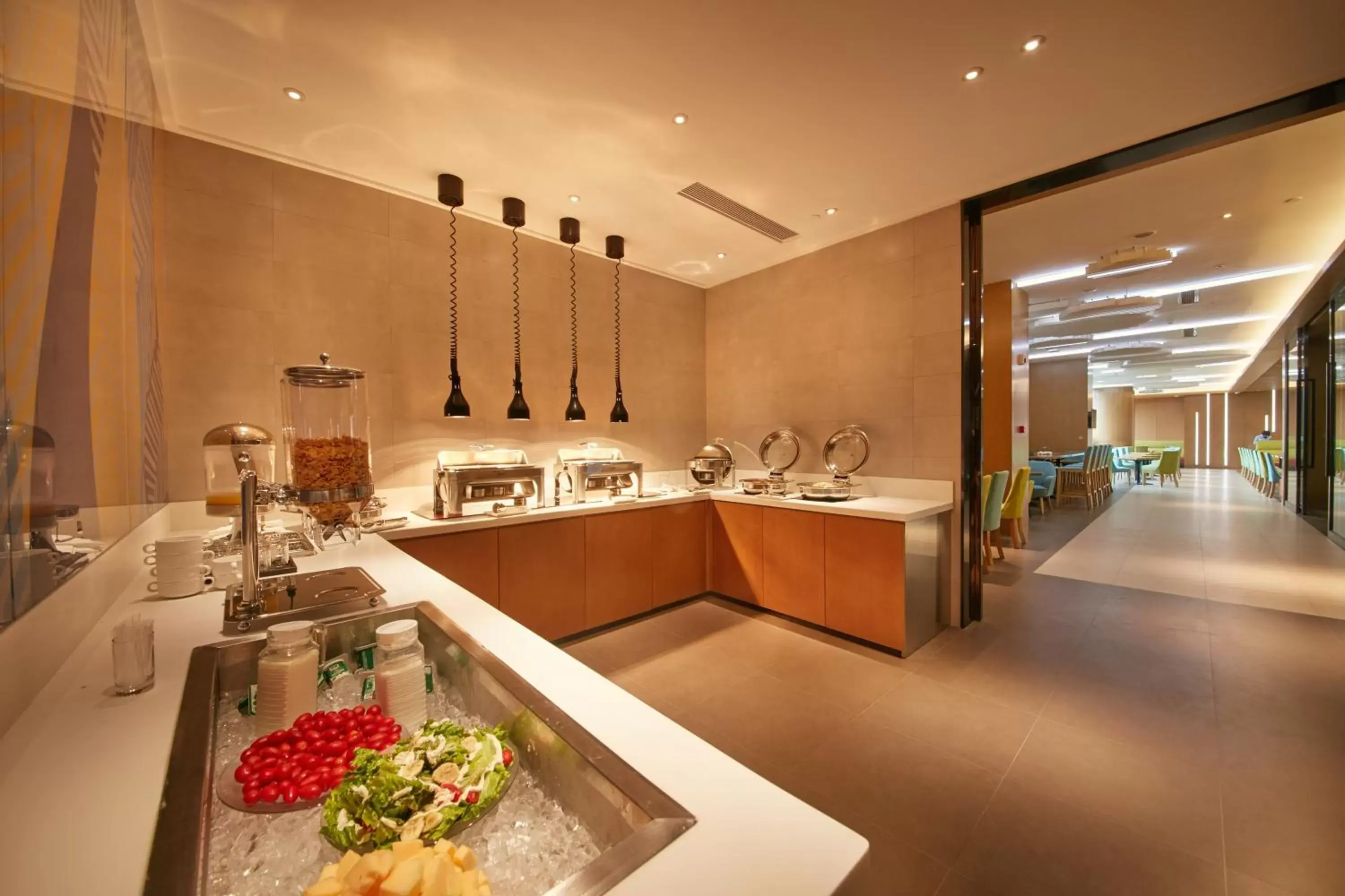 Breakfast, Kitchen/Kitchenette in Holiday Inn Express Hangzhou East Station, an IHG Hotel