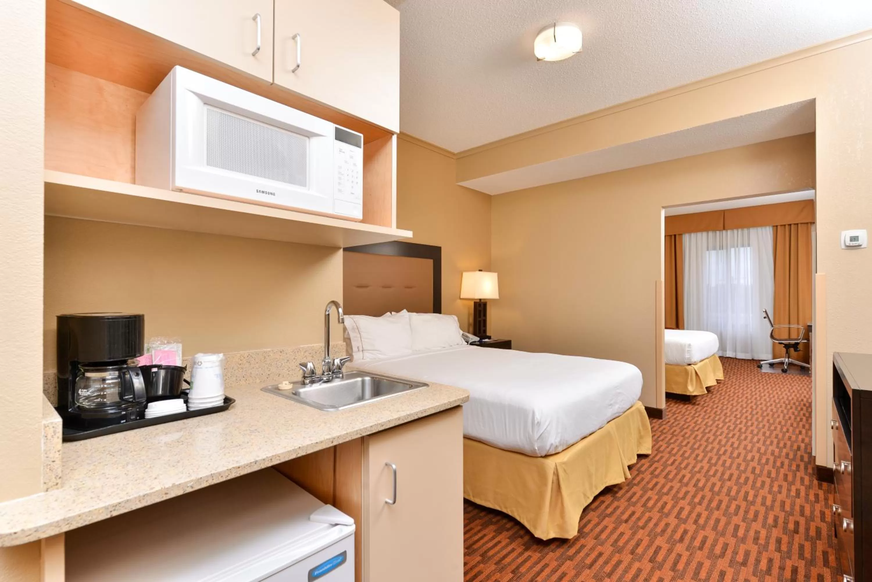 Photo of the whole room, Bed in Holiday Inn Express Breezewood by IHG