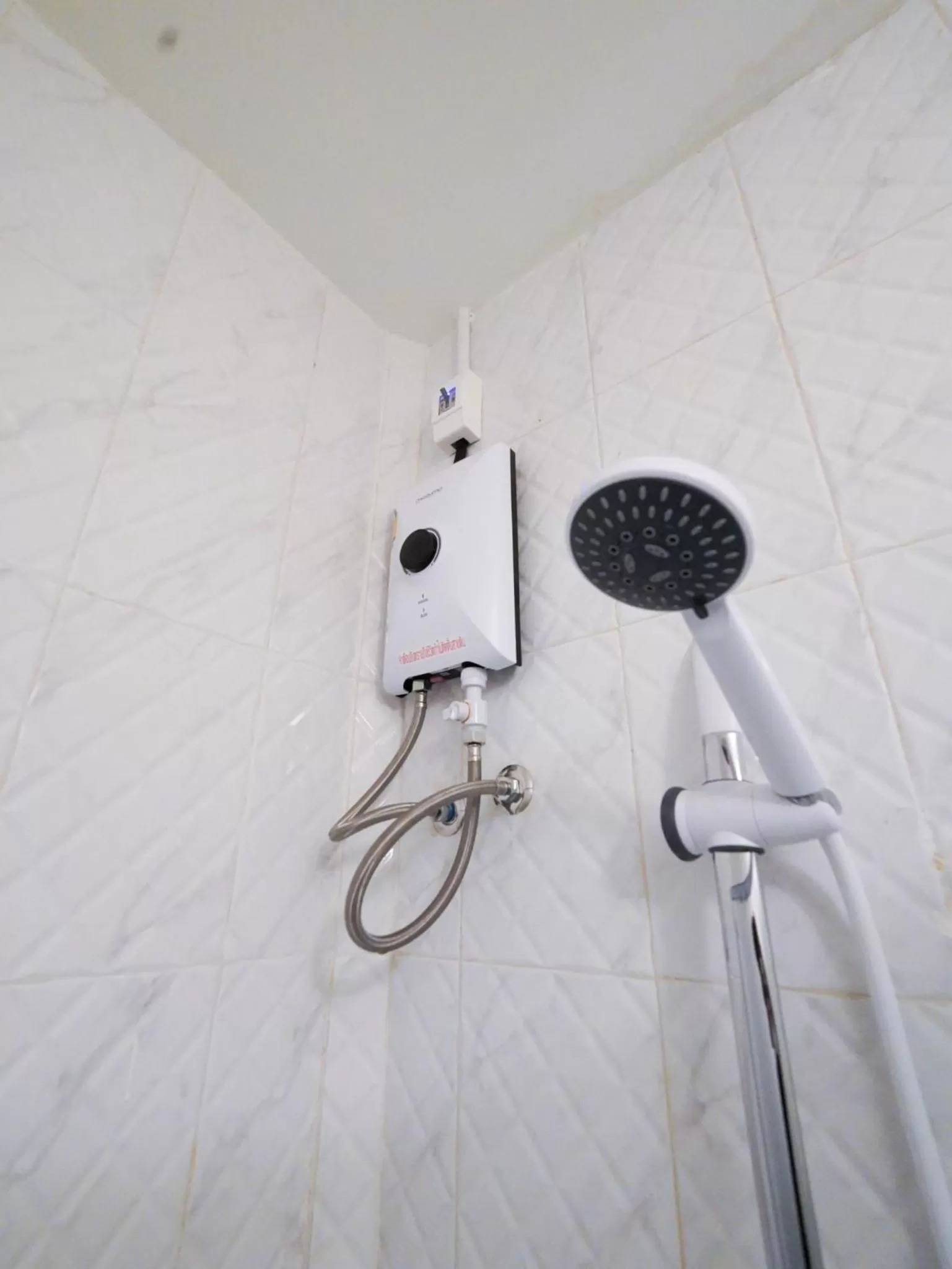 Shower in RoomQuest Rim Praya Dinsor Road