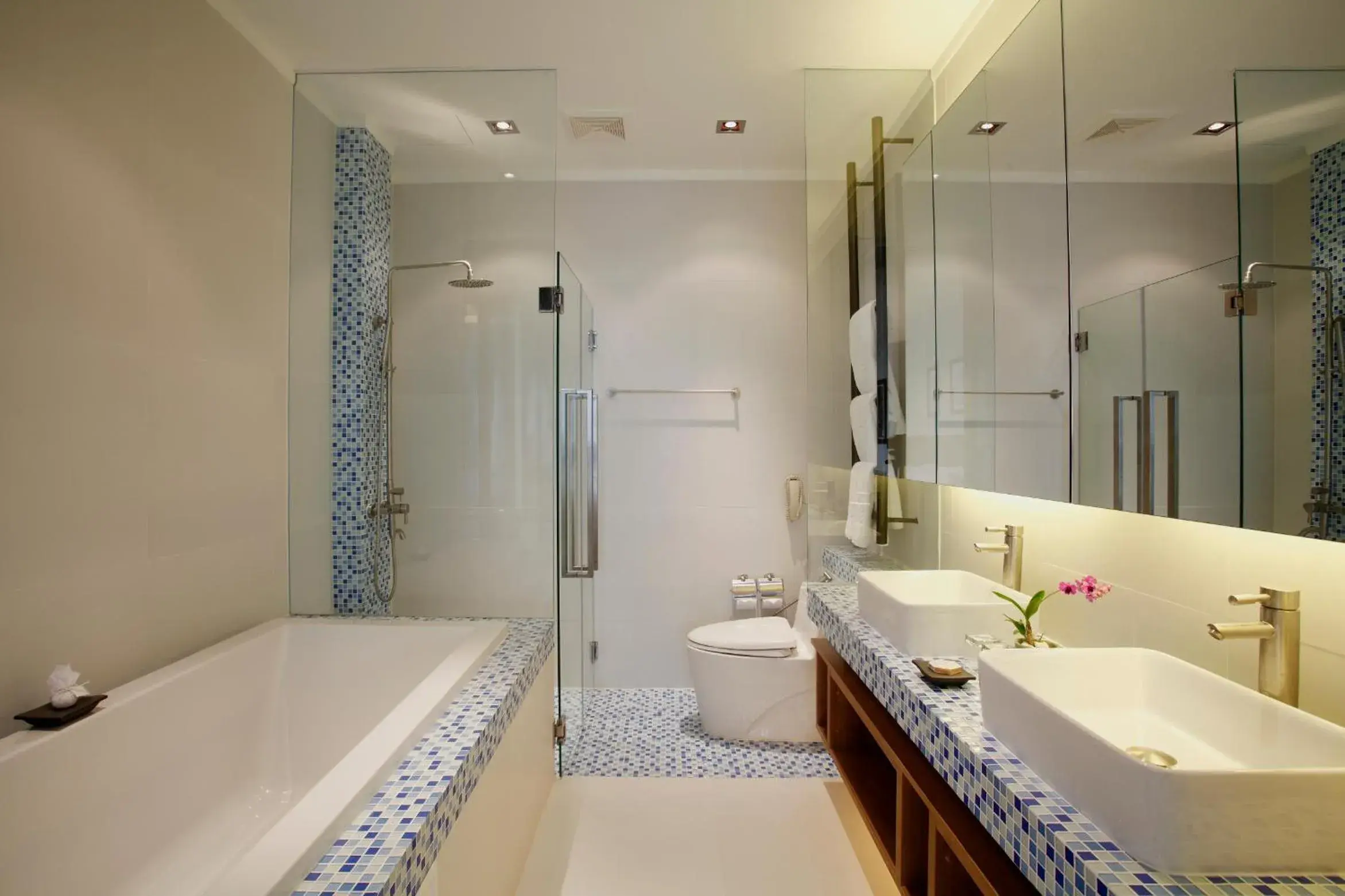 Shower, Bathroom in Pattaya Modus Beachfront Resort