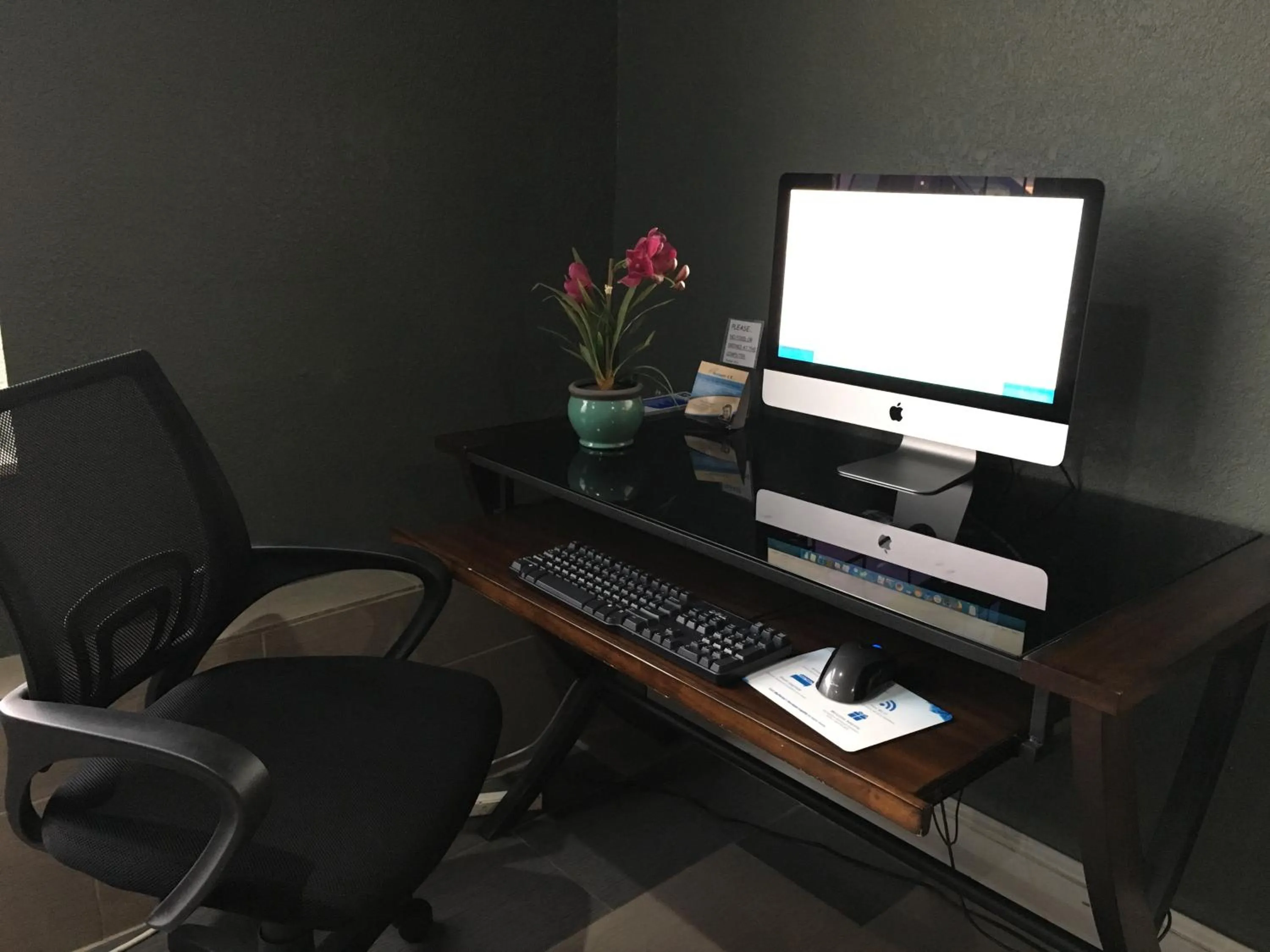 Business facilities in Super 8 by Wyndham Kansas City