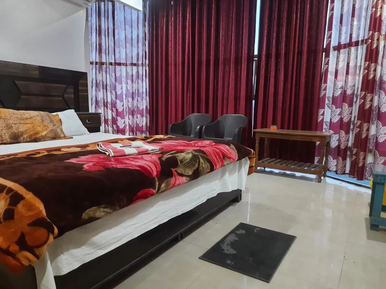 Bed in STAYMAKER Hotel Raj Ganga