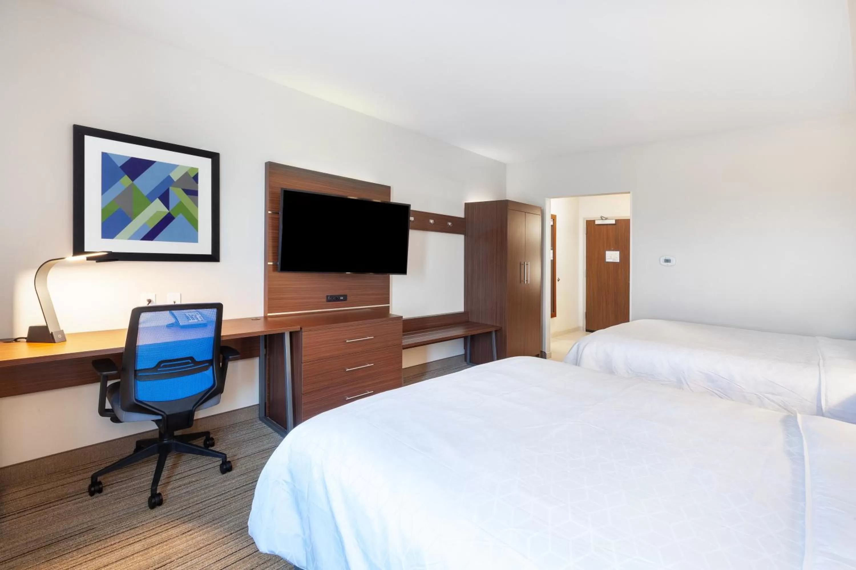 Photo of the whole room, Bed in Holiday Inn Express & Suites - Tulsa Northeast - Owasso by IHG