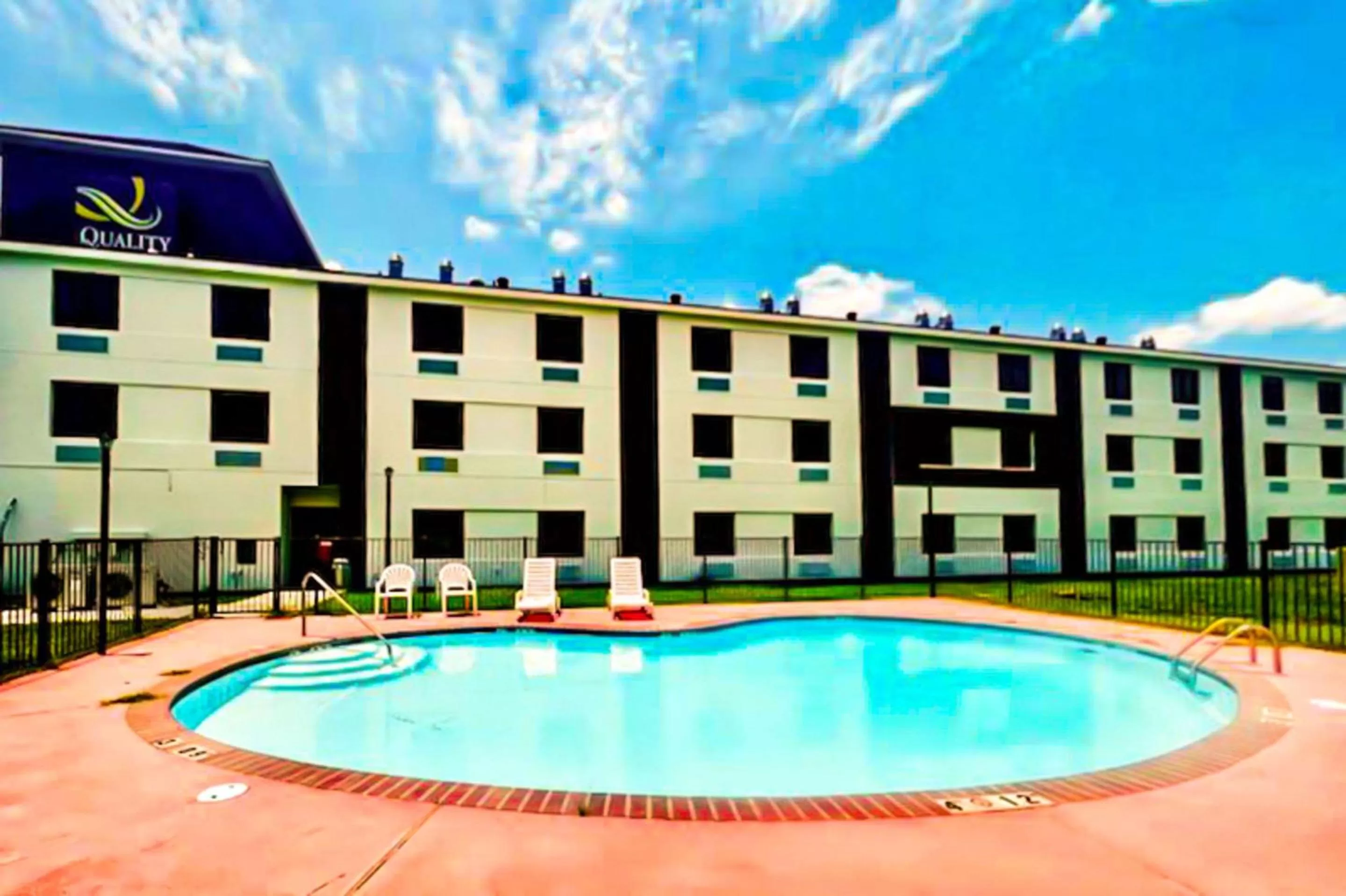 Swimming pool in Quality Inn &amp; Suites Lake Charles South
