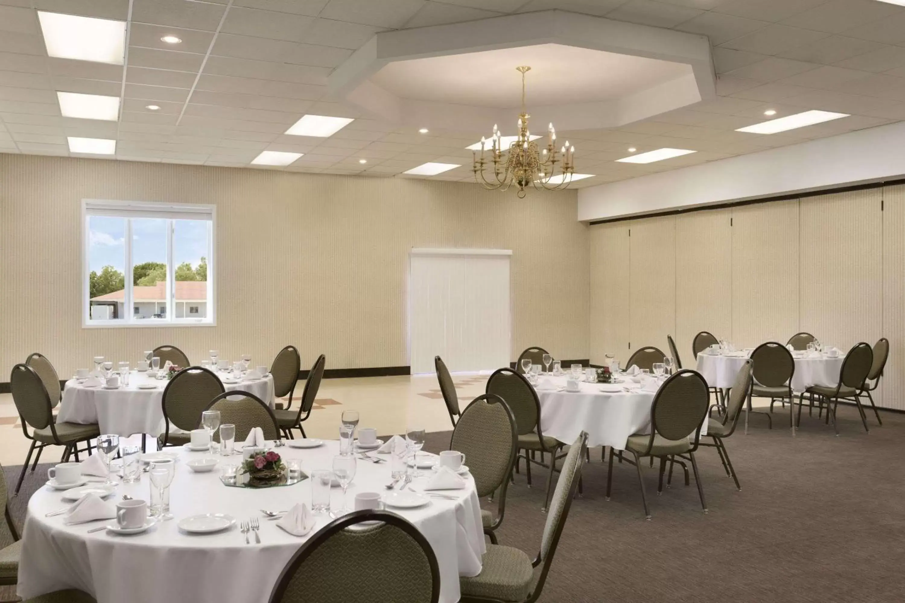 On site, Restaurant/Places to Eat in Days Inn by Wyndham Bridgewater Conference Center