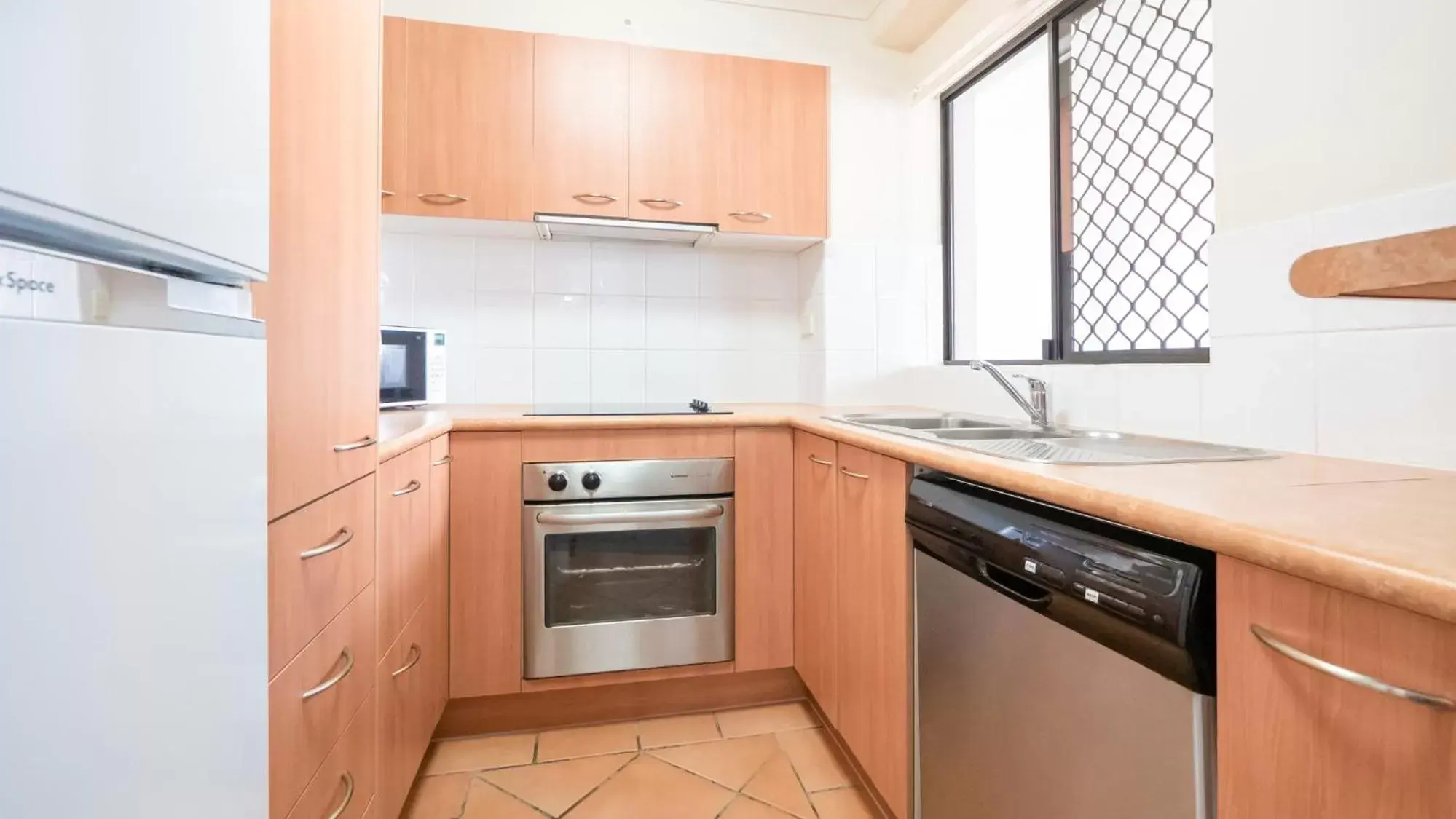 Kitchen or kitchenette, Kitchen/Kitchenette in Burleigh on the Beach