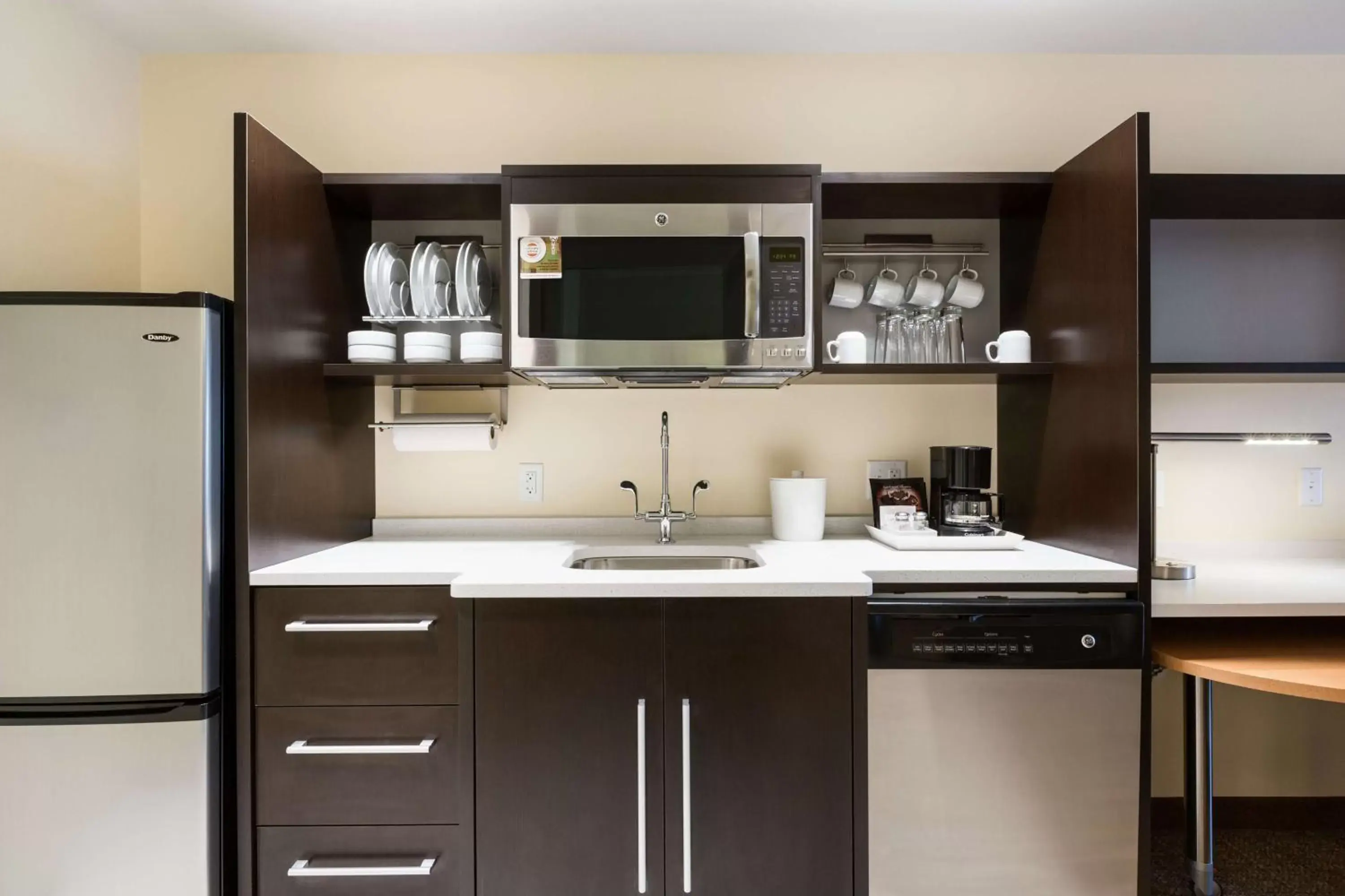 Kitchen or kitchenette, Kitchen/Kitchenette in Home2 Suites by Hilton Sioux Falls Sanford Medical Center