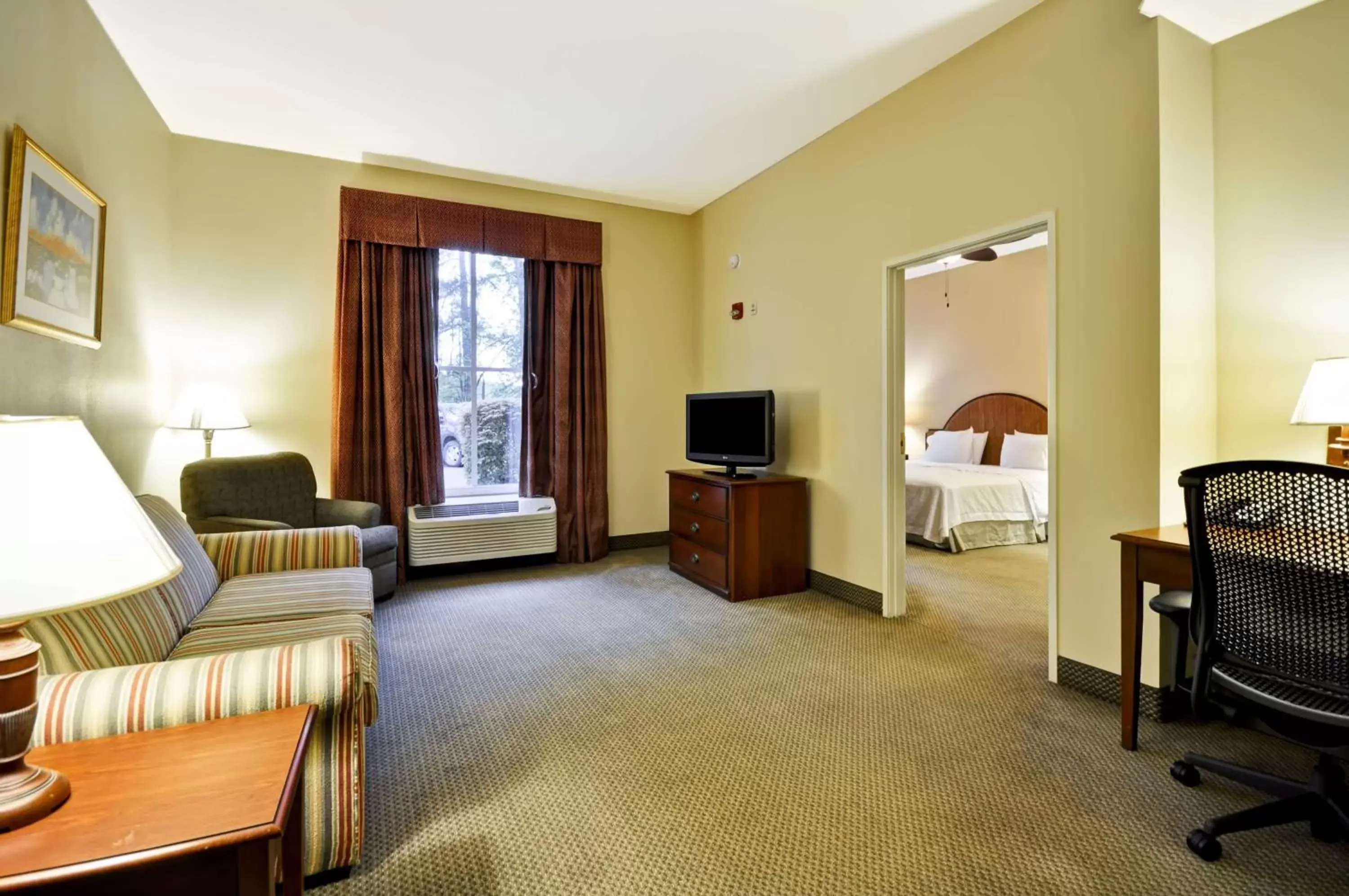 Bed, Seating Area in Hampton Inn & Suites Charleston-West Ashley