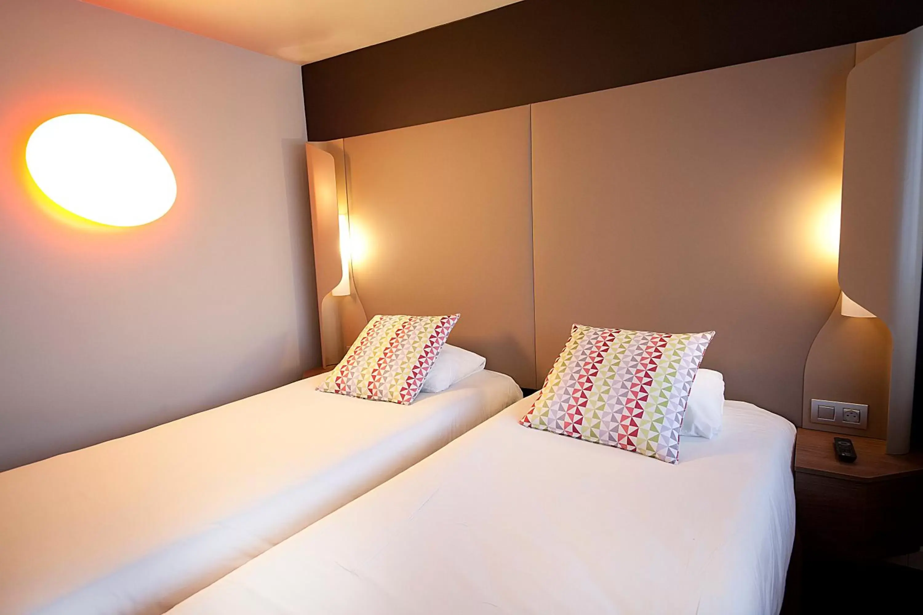 Bedroom, Bed in Campanile Millau